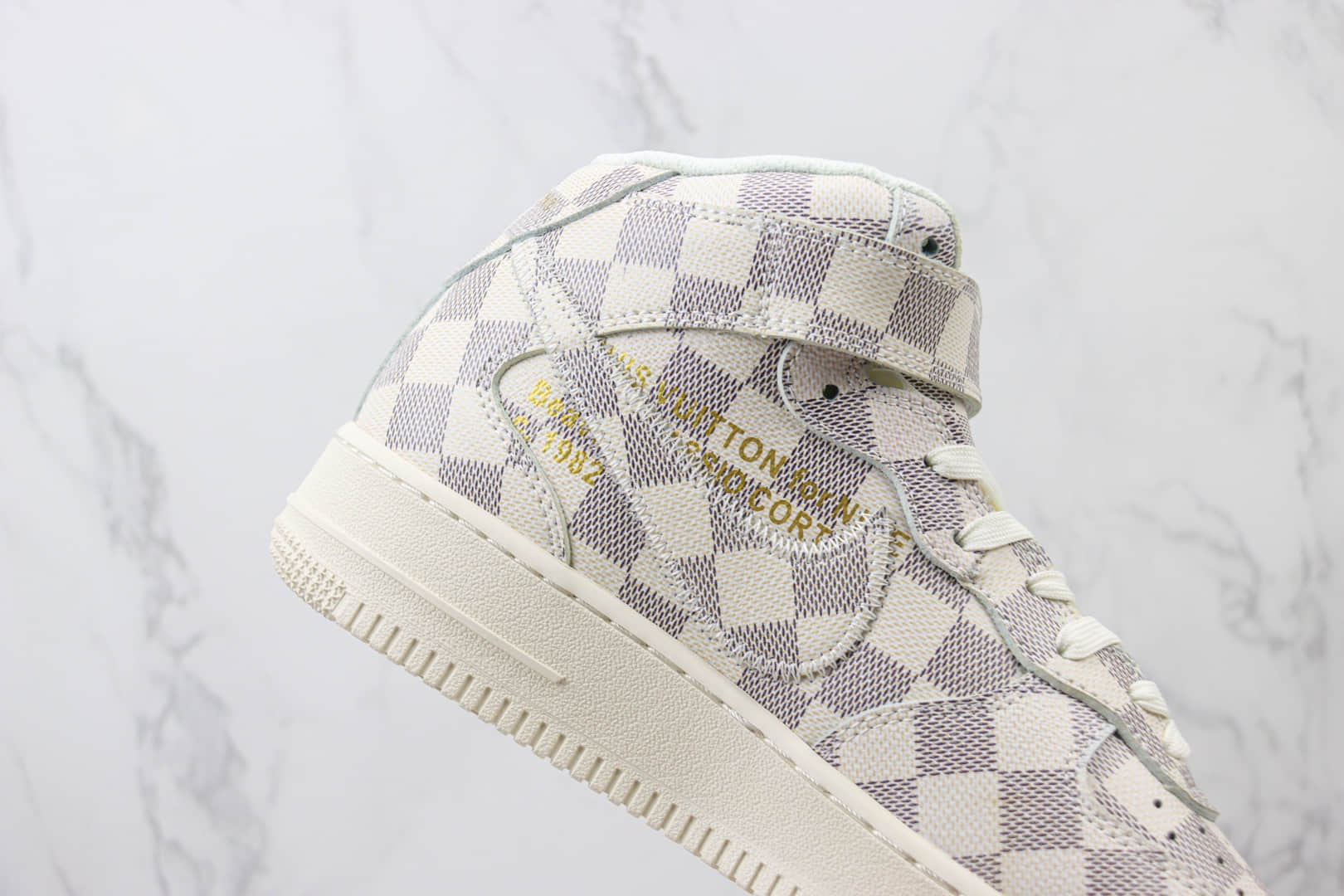 耐克Louis Vuitton x Nike Air Force 1 Mid纯原版本路易威登LV联名空军一号棋盘格中帮AF1涂鸦印花板鞋 莆田天花板AF1 货号：1A9V36