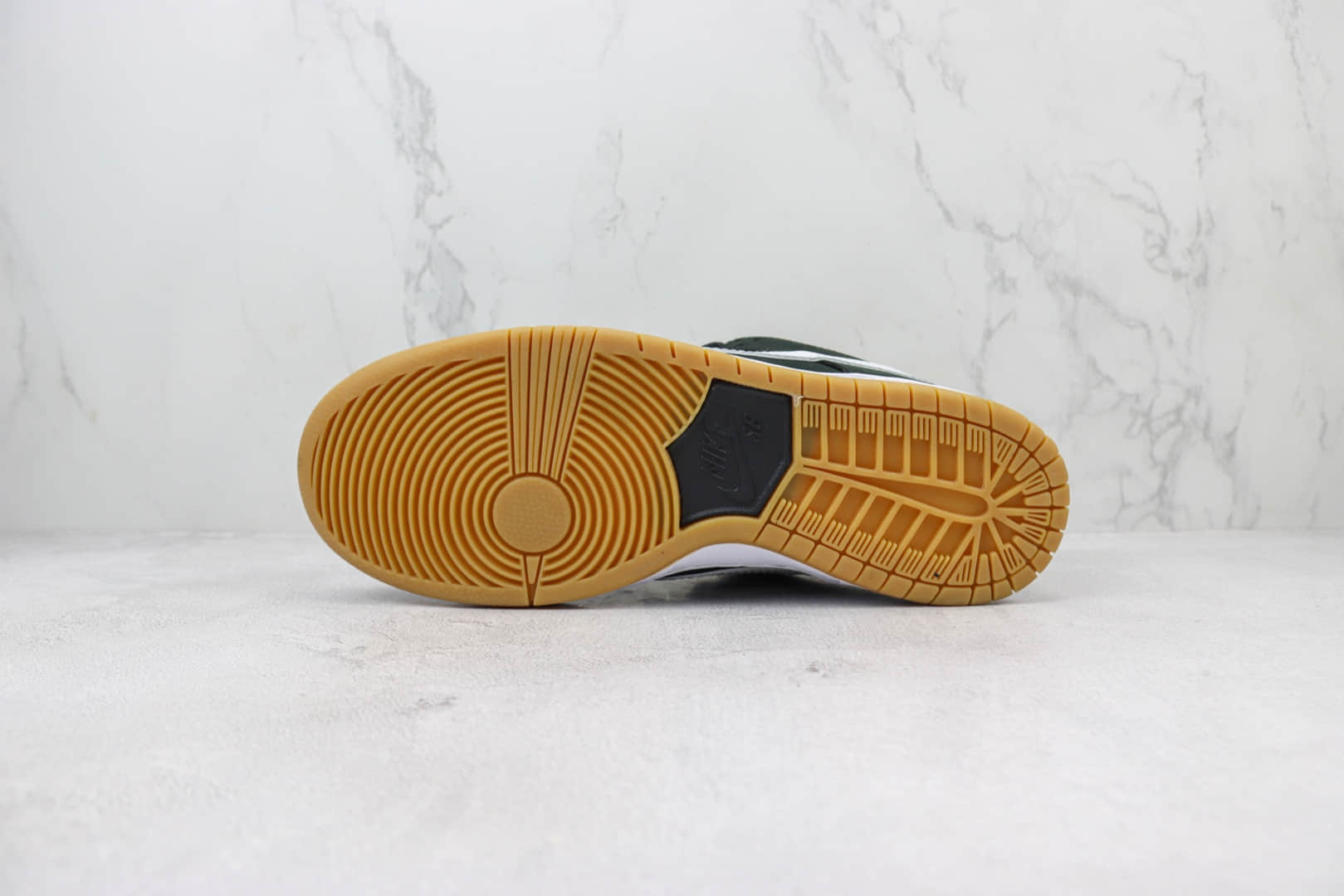 耐克Nike SB Dunk Low纯原版本低帮SB Dunk黑白生胶板鞋 莆田耐克货源 货号：CD2563-001