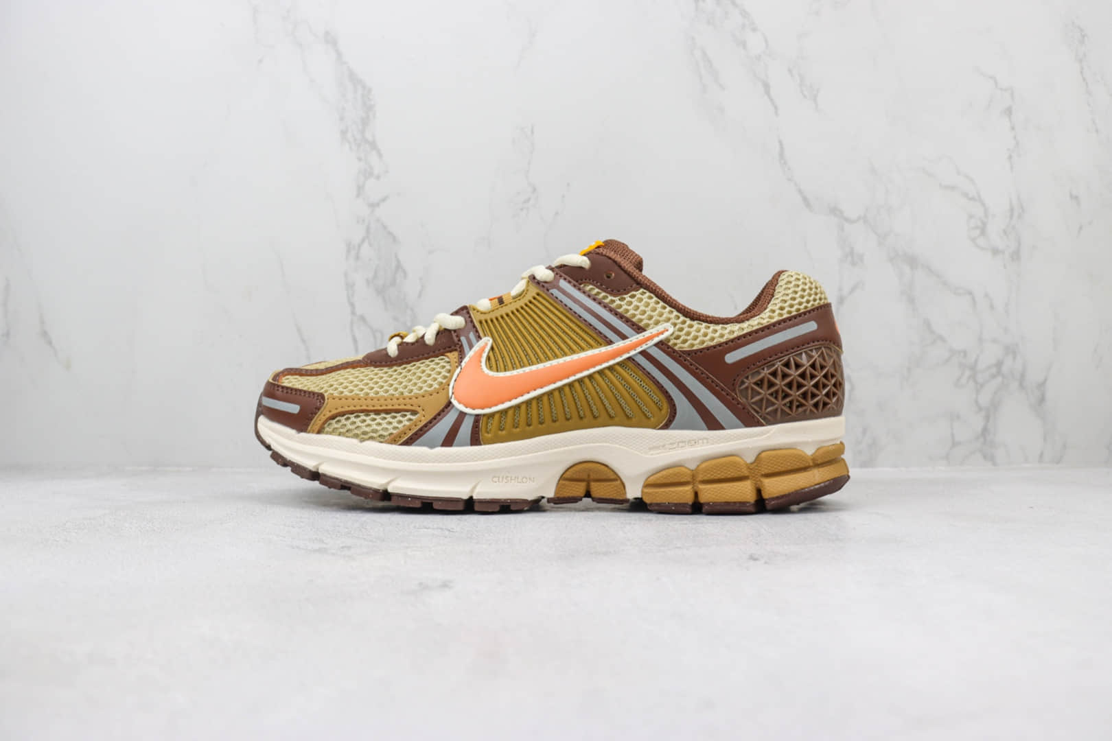 耐克Nike Zoom Vomero 5纯原版本佛莫罗5代棕黄色复古慢跑鞋 莆田耐克货源 货号：FB9149-700