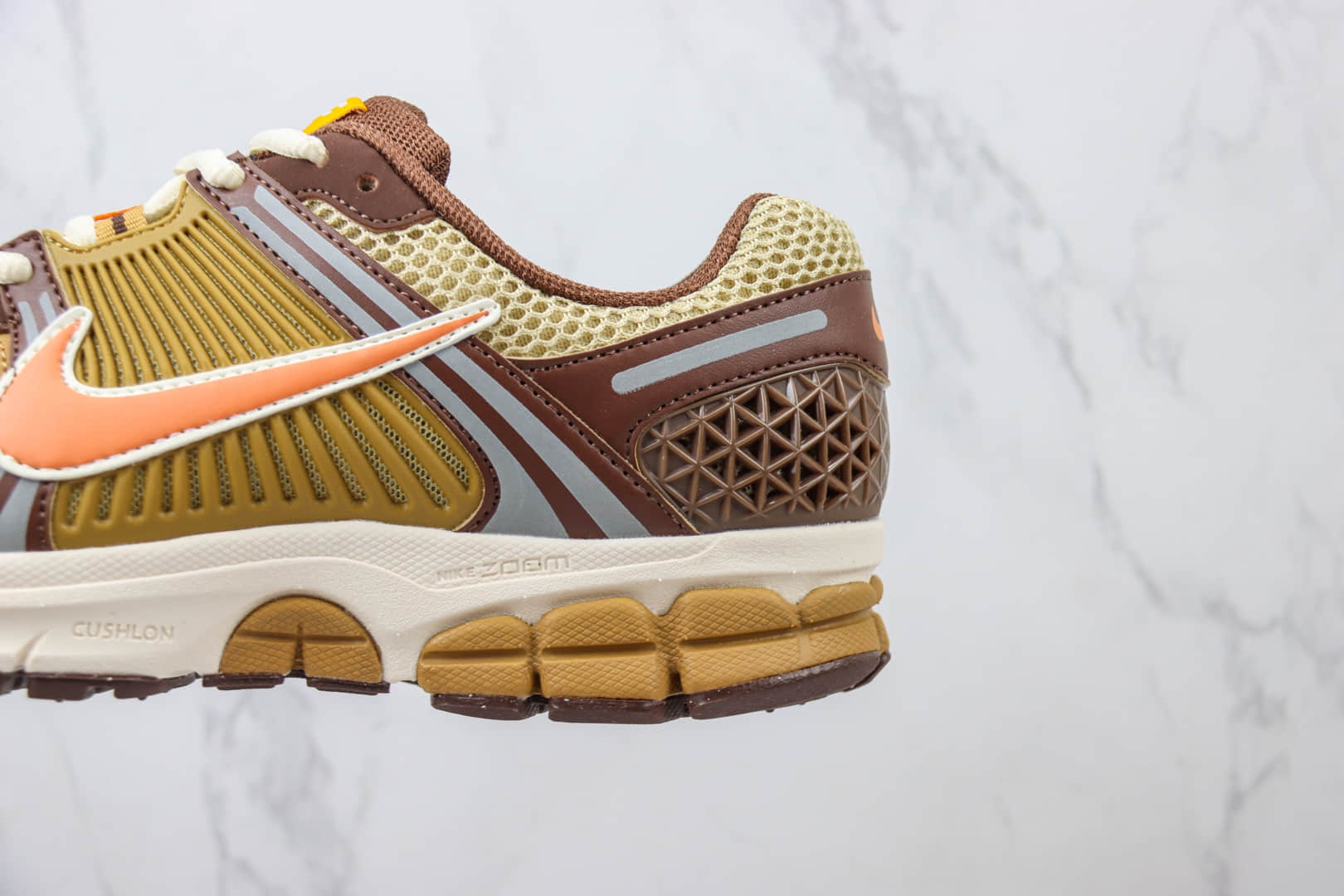 耐克Nike Zoom Vomero 5纯原版本佛莫罗5代棕黄色复古慢跑鞋 莆田耐克货源 货号：FB9149-700