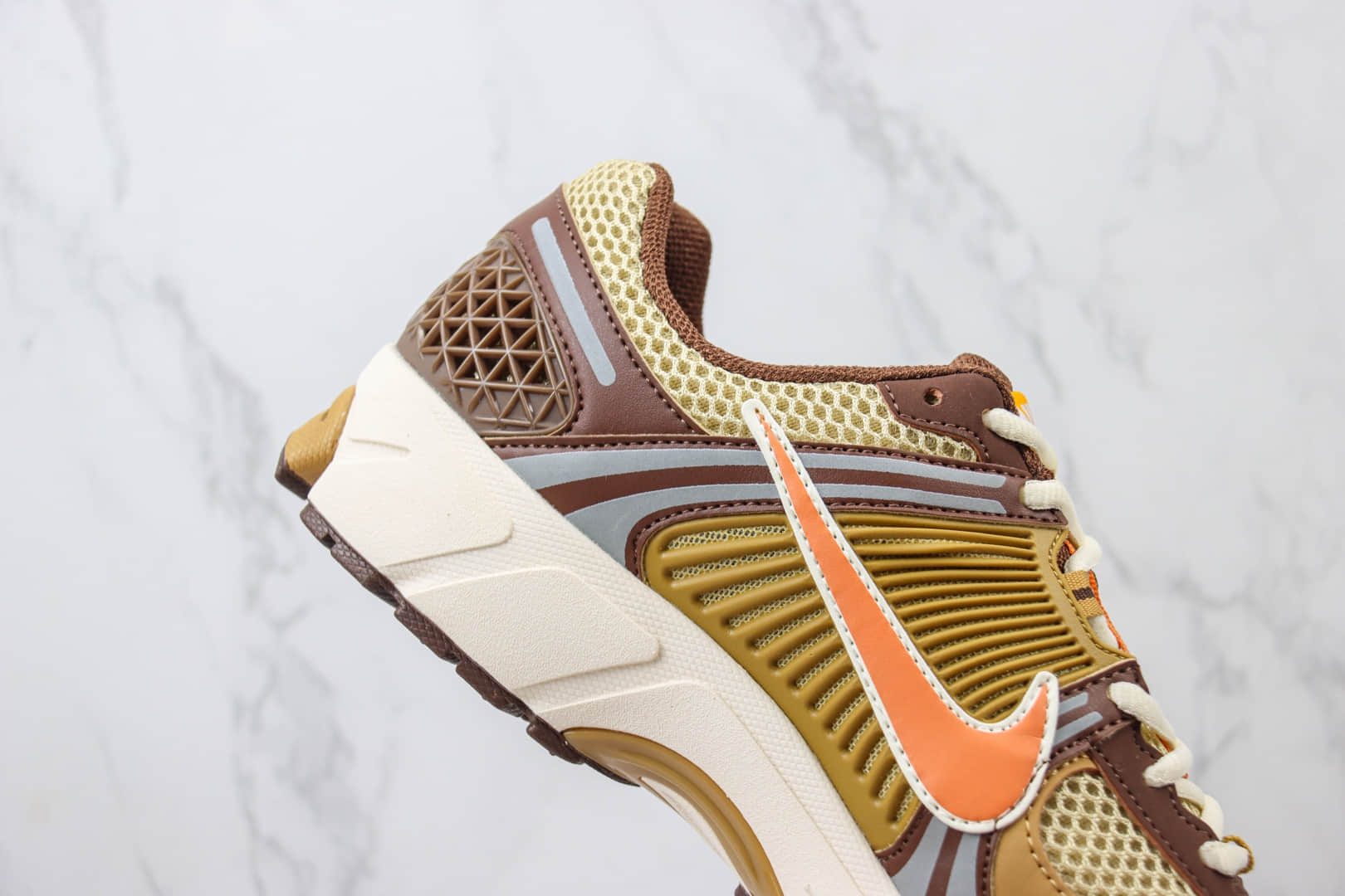 耐克Nike Zoom Vomero 5纯原版本佛莫罗5代棕黄色复古慢跑鞋 莆田耐克货源 货号：FB9149-700