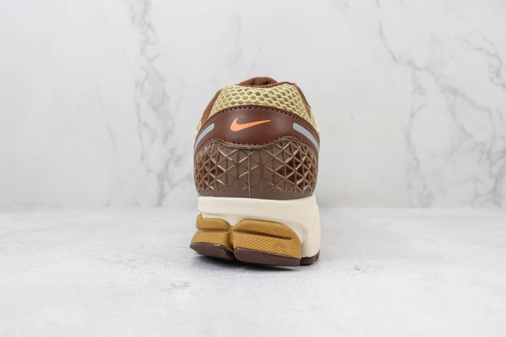 耐克Nike Zoom Vomero 5纯原版本佛莫罗5代棕黄色复古慢跑鞋 莆田耐克货源 货号：FB9149-700