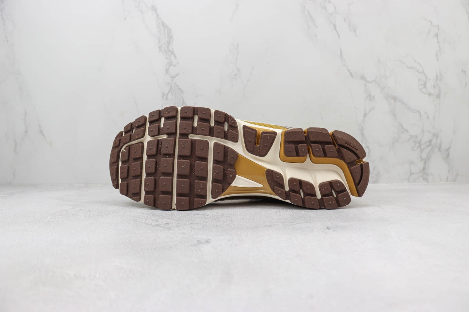 耐克Nike Zoom Vomero 5纯原版本佛莫罗5代棕黄色复古慢跑鞋 莆田耐克货源 货号：FB9149-700