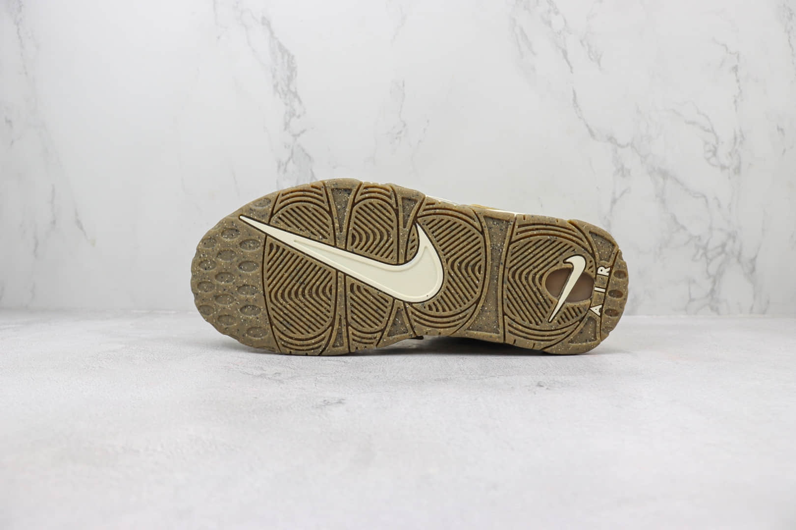 耐克Nike Air More Uptempo纯原版本皮蓬大AIR米色复古篮球鞋 莆田耐克货源 货号：DX1939-100