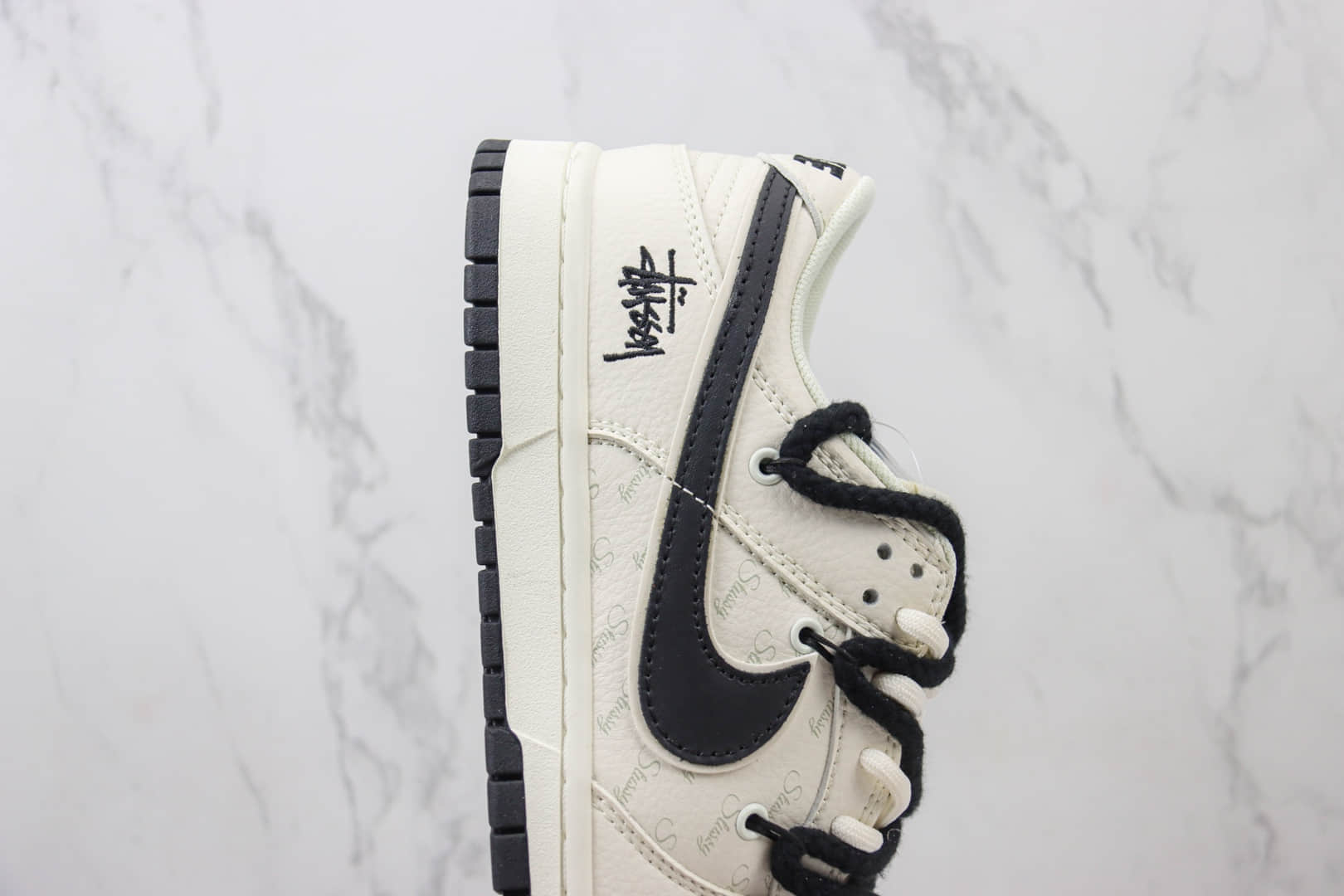 耐克Nike SB Dunk Low纯原版本低帮SB Dunk斯图西联名黑白绑带板鞋 莆田耐克货源 货号：FC1688-139