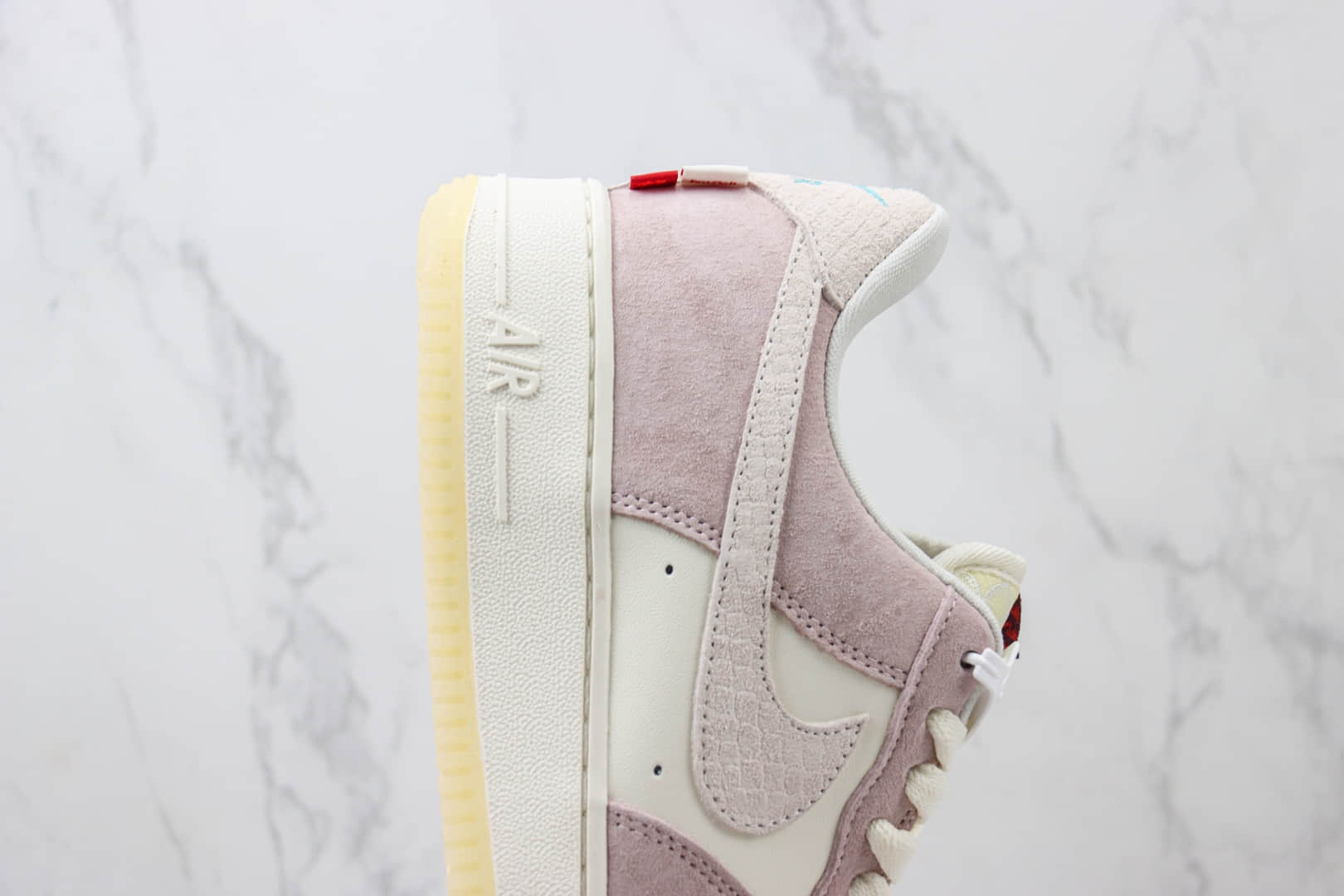 耐克Nike Air Force 1 Low纯原版本空军一号低帮AF1白粉麂皮板鞋 莆田耐克批发 货号：FZ5066-111