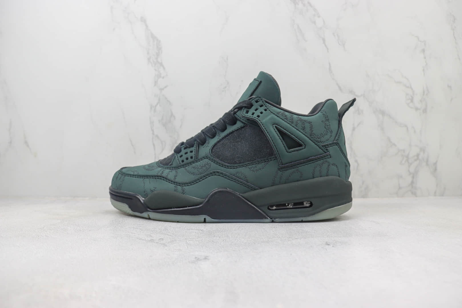 乔丹KAWS x Air Jordan 4 Retro “Kaws Black”纯原版本暴力熊联名AJ4复古绿篮球鞋 莆田AJ货源 货号：930155-001