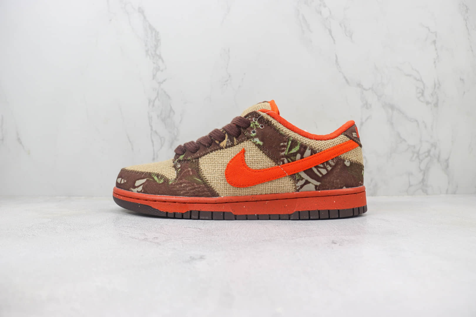 耐克Reese Forbes x Nike SB Dunk Low纯原版本低帮SB Dunk林地迷彩印花棕橙色板鞋 莆田耐克工厂 货号：304292-281