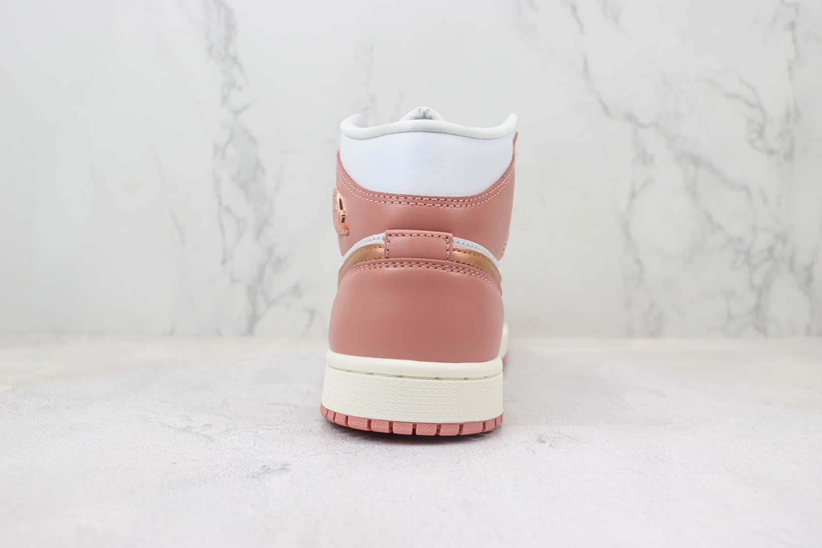  乔丹Air Jordan 1 Mid纯原版本中帮AJ1玫瑰粉篮球鞋 莆田复刻鞋货源 货号：FB9892-670 