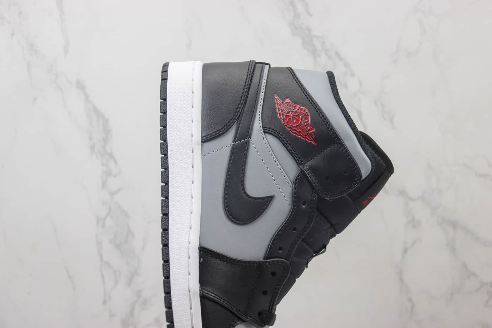 乔丹Air Jordan 1 Mid纯原版本中帮AJ1黑灰影子篮球鞋 莆田AJ货源 货号：554724-096