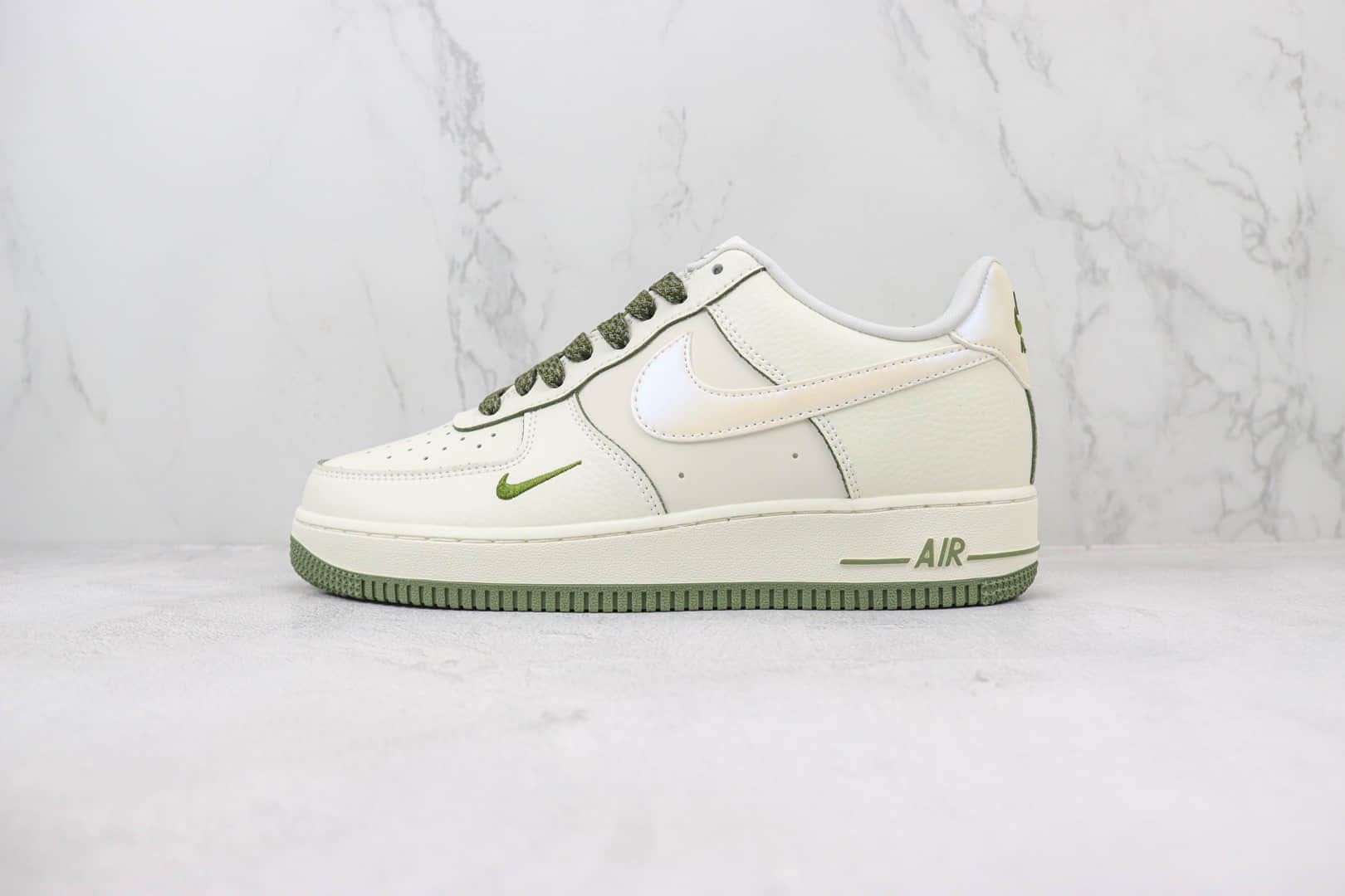 耐克Nike Air Force 1 Low纯原版本空军一号低帮AF1白绿珠光勾板鞋 莆田耐克货源 货号：DD9915-711