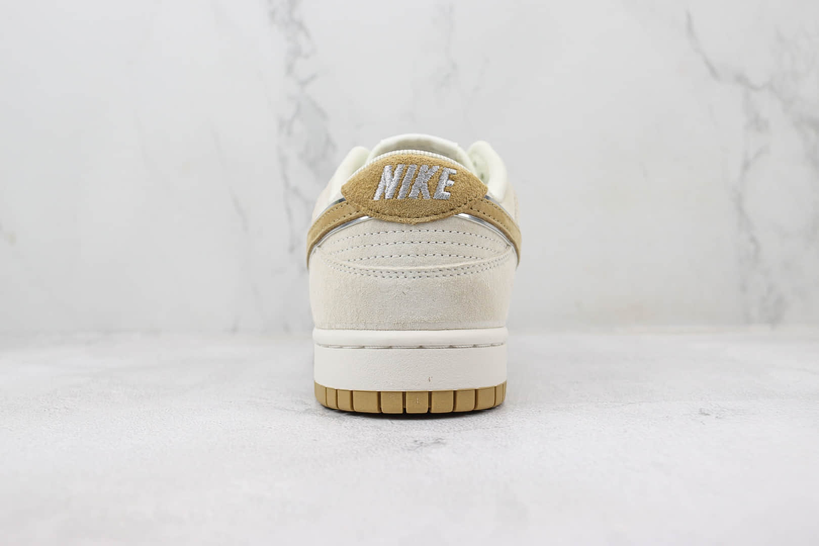 耐克Nike SB Dunk Low纯原版本低帮SB Dunk米黄色麂皮板鞋 莆田耐克货源 货号：DR2269-326