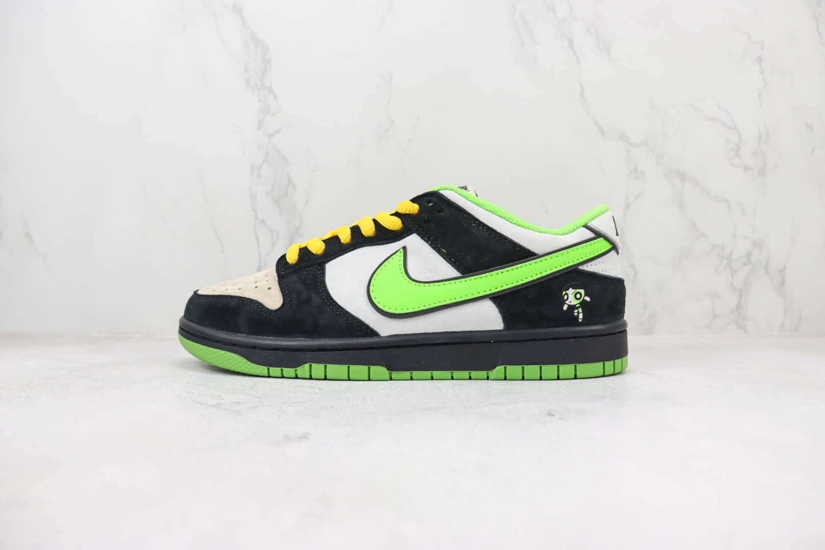 耐克The Powerpuff Girls x Nike SB Dunk Low纯原版本飞天小女警联名SB Dunk黑绿麂皮板鞋 莆田耐克货源 货号：GP5532-063