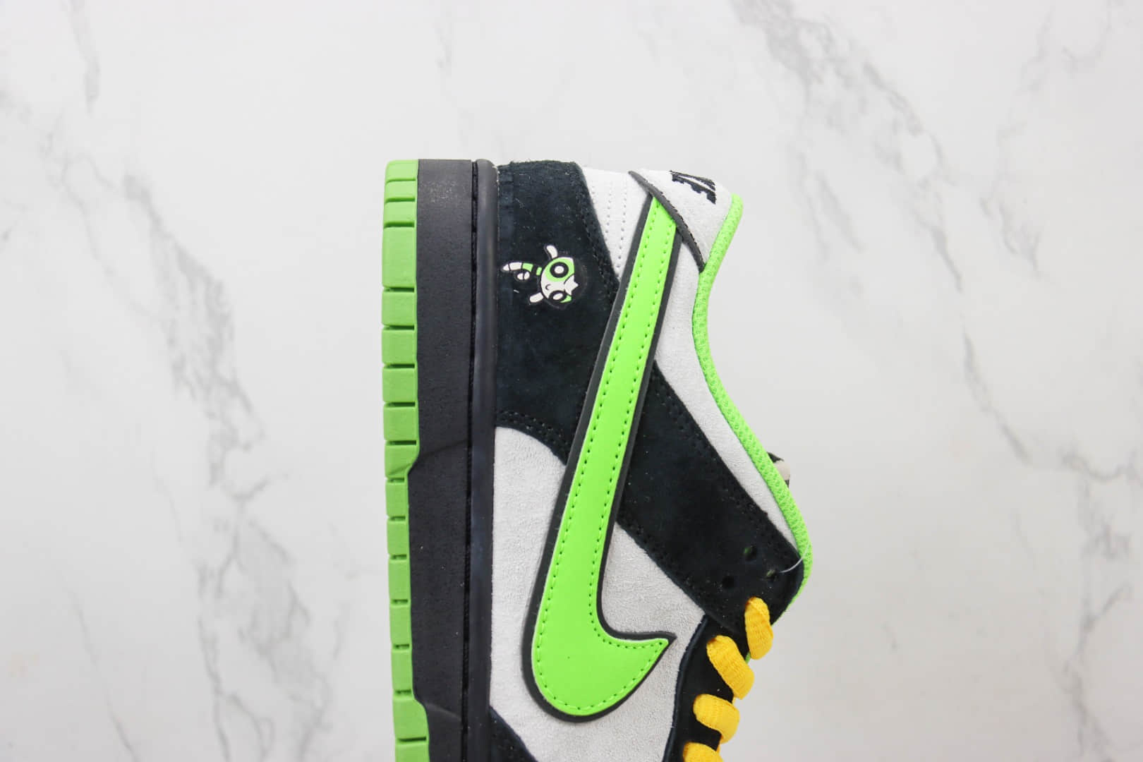 耐克The Powerpuff Girls x Nike SB Dunk Low纯原版本飞天小女警联名SB Dunk黑绿麂皮板鞋 莆田耐克货源 货号：GP5532-063