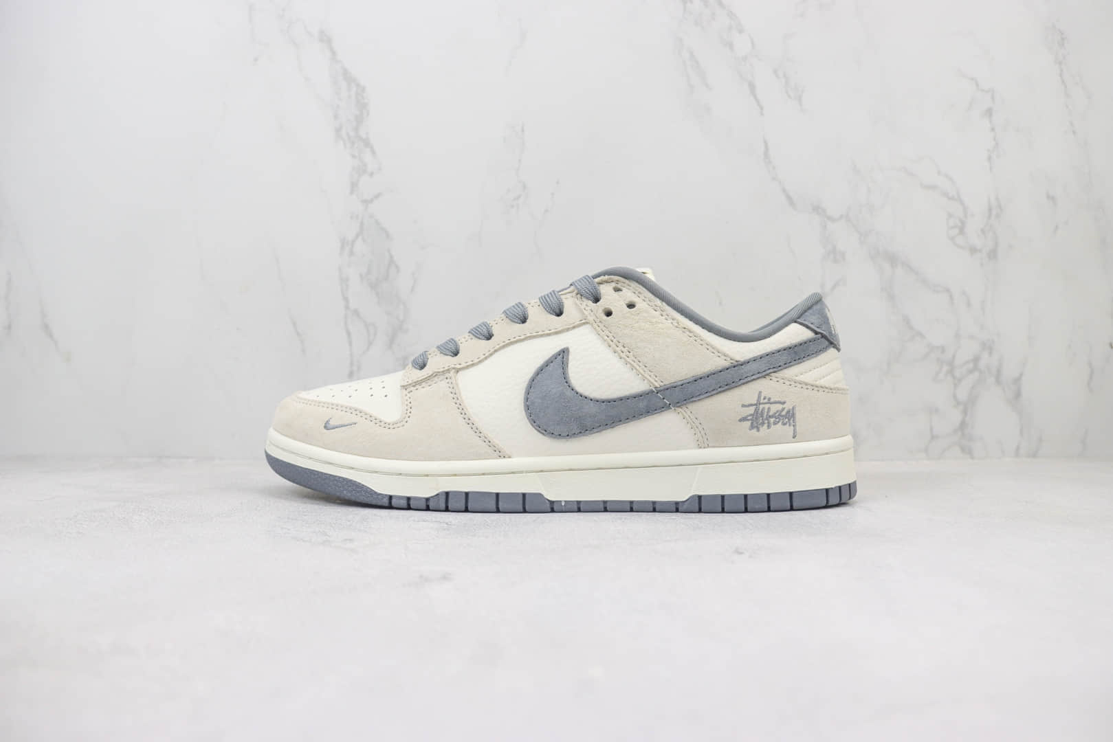 耐克Stussy x Nike SB Dunk Low纯原版本斯图西联名SB Dunk白灰色板鞋 莆田耐克货源 货号：FC1688-154