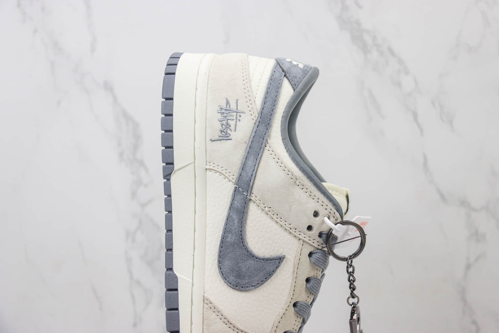 耐克Stussy x Nike SB Dunk Low纯原版本斯图西联名SB Dunk白灰色板鞋 莆田耐克货源 货号：FC1688-154
