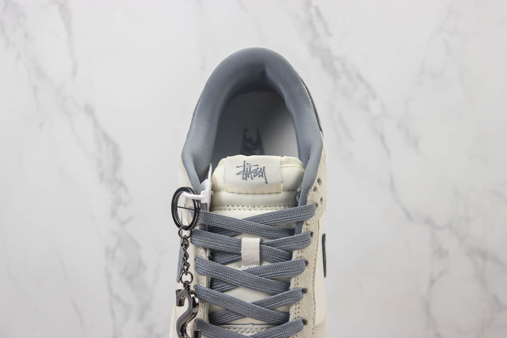 耐克Stussy x Nike SB Dunk Low纯原版本斯图西联名SB Dunk白灰色板鞋 莆田耐克货源 货号：FC1688-154