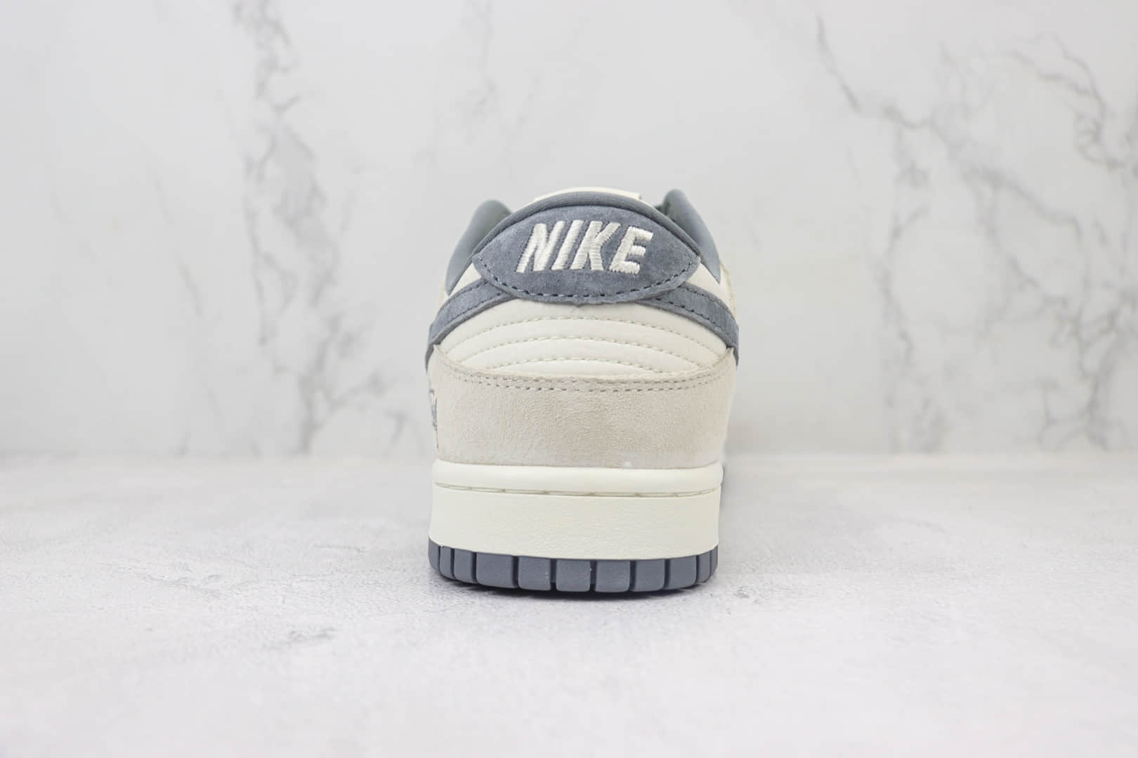耐克Stussy x Nike SB Dunk Low纯原版本斯图西联名SB Dunk白灰色板鞋 莆田耐克货源 货号：FC1688-154
