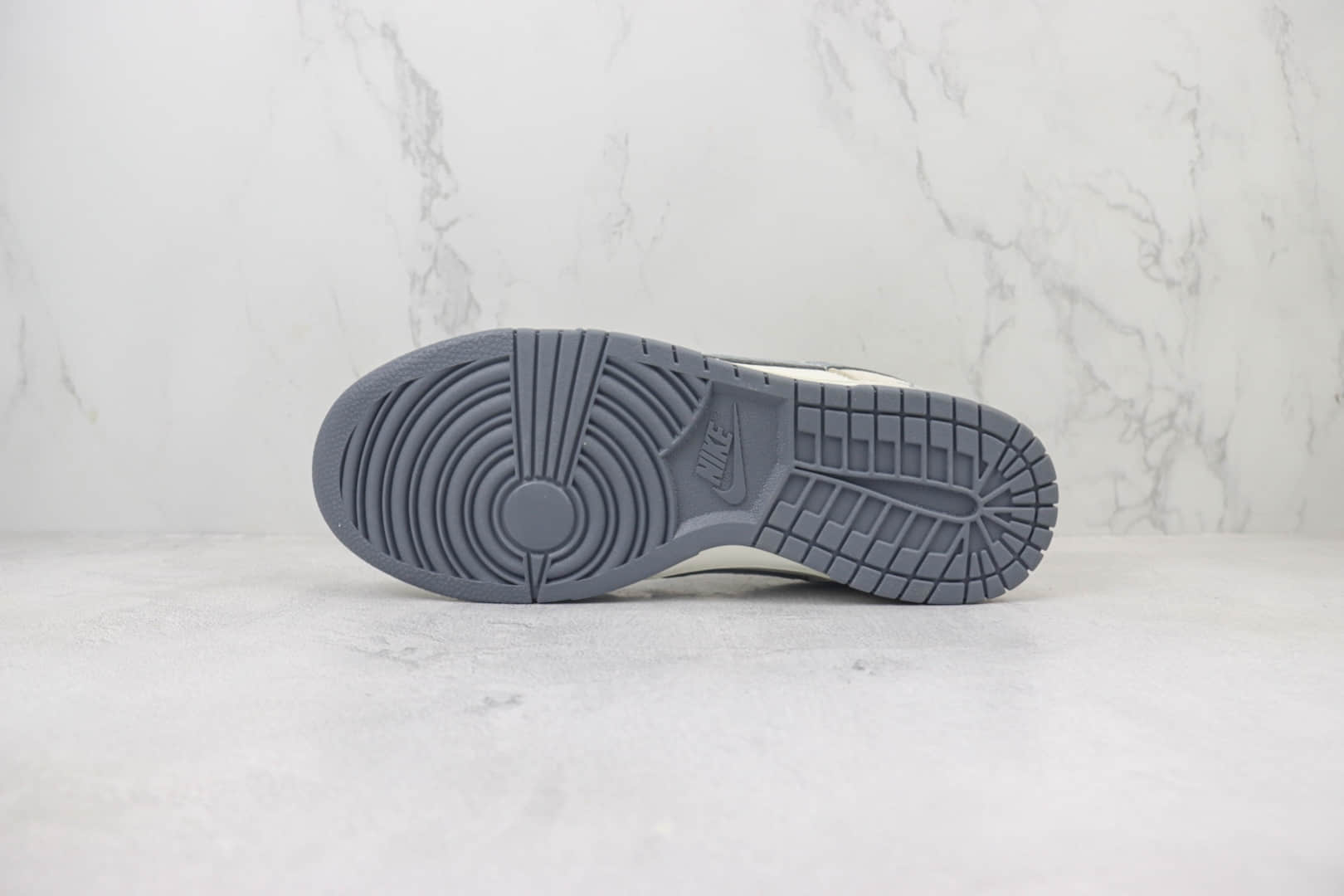 耐克Stussy x Nike SB Dunk Low纯原版本斯图西联名SB Dunk白灰色板鞋 莆田耐克货源 货号：FC1688-154