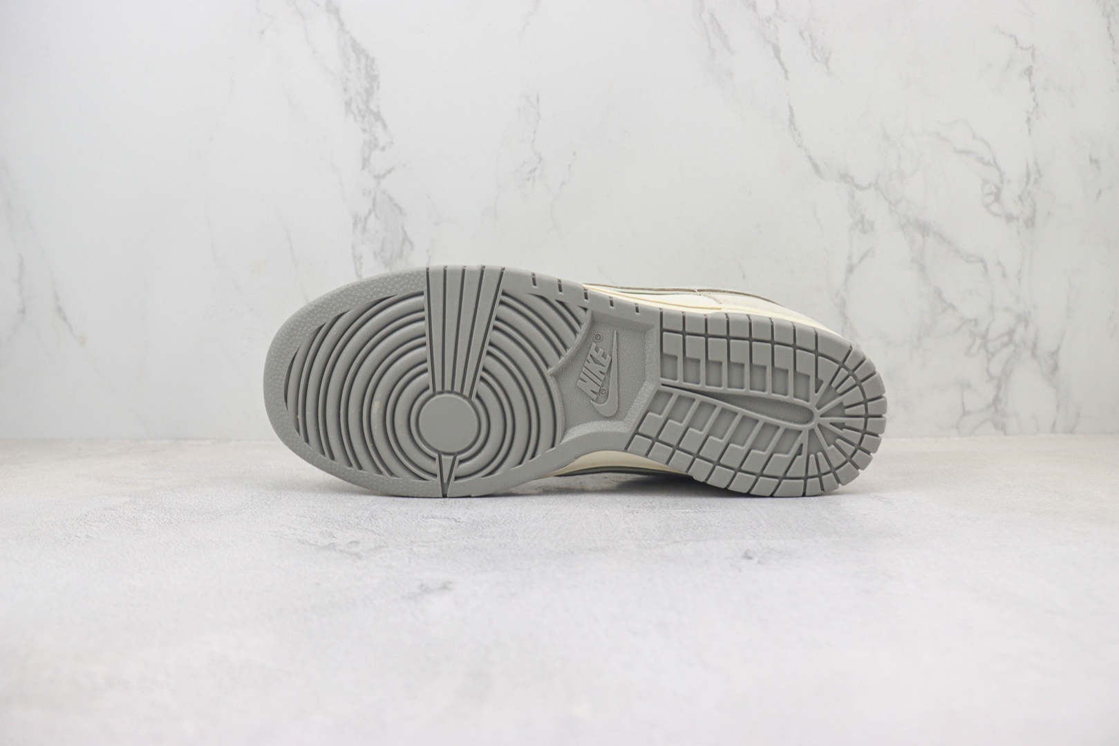 耐克Nike SB Dunk Low纯原版本低帮SB Dunk米灰色麂皮板鞋 莆田耐克工厂 货号：JH8037-924