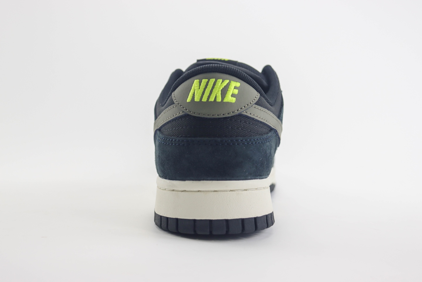 耐克Nike SB Dunk Low纯原版本低帮SB Dunk黑灰绿麂皮板鞋 莆田耐克工厂 货号：504750-078