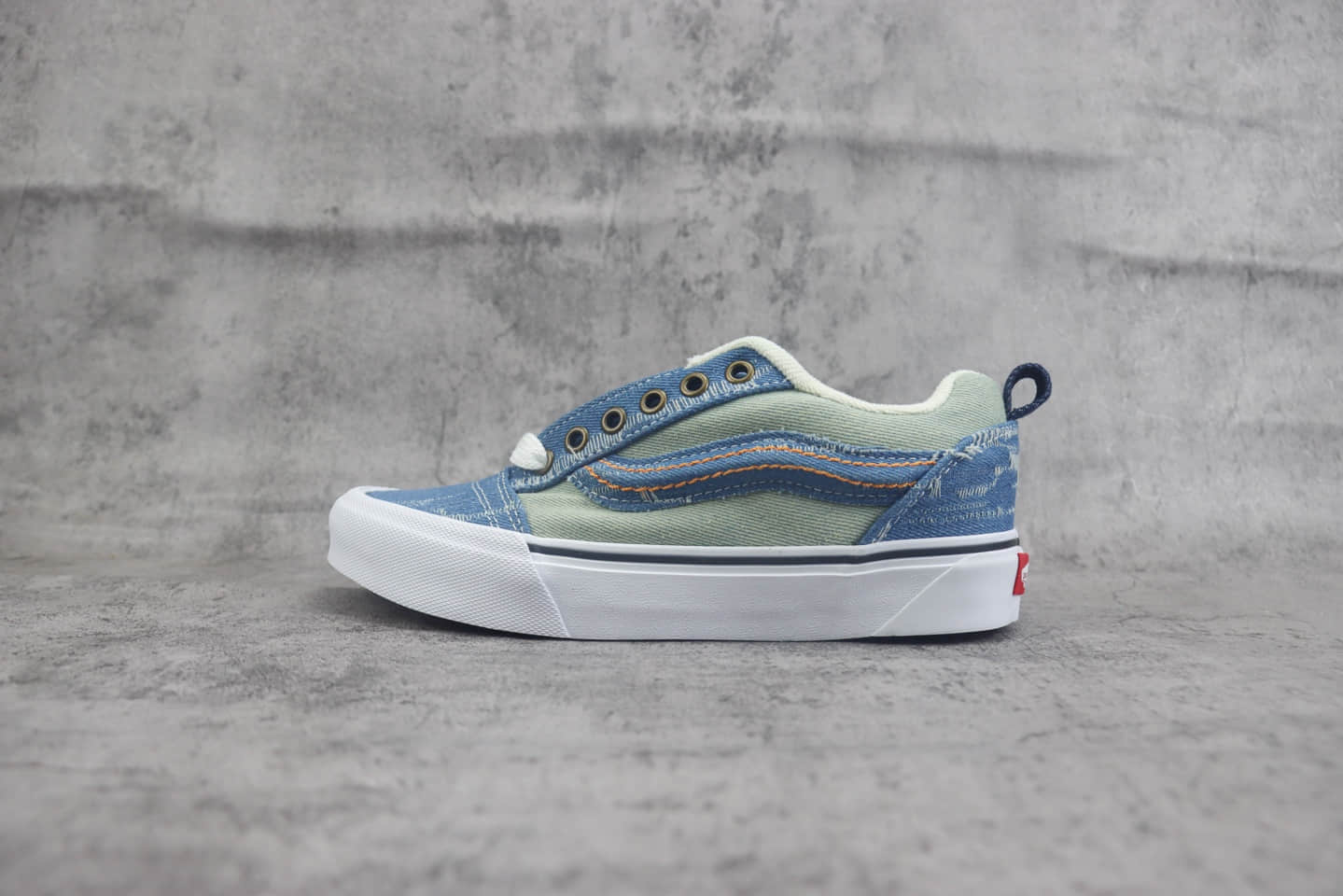 万斯Vans Vault Knu-Skool VR3 LX“Denim”纯原版本白蓝牛仔水洗做旧撕裂板鞋 莆田万斯货源 货号：VN000E54NWD