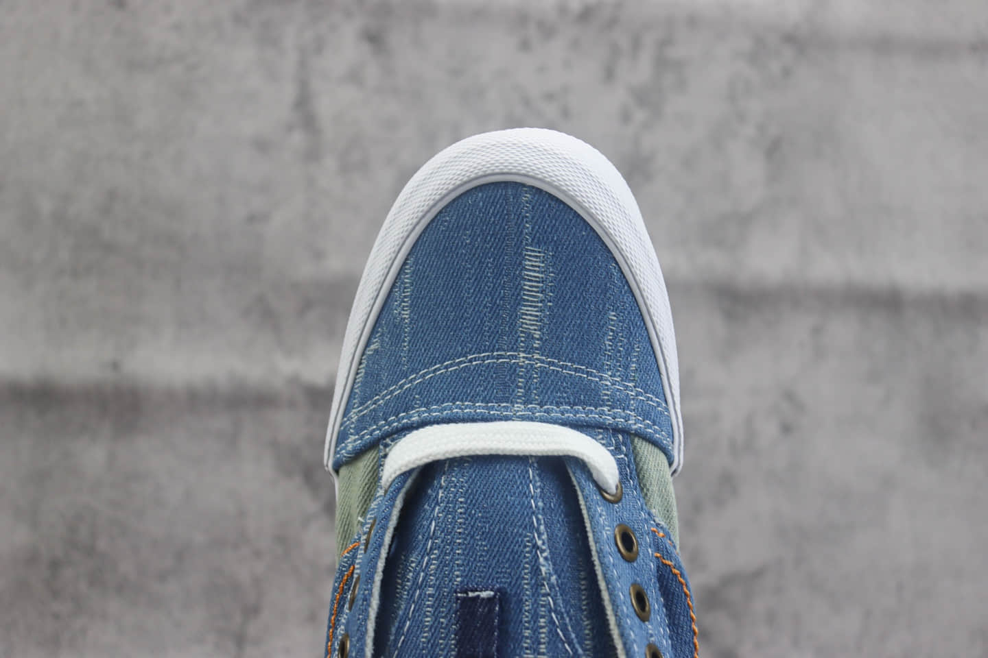 万斯Vans Vault Knu-Skool VR3 LX“Denim”纯原版本白蓝牛仔水洗做旧撕裂板鞋 莆田万斯货源 货号：VN000E54NWD