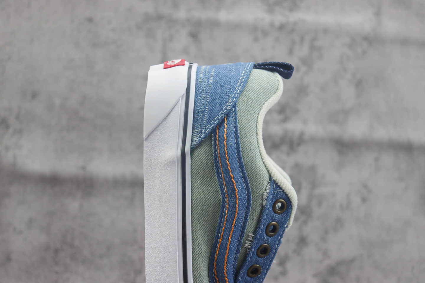 万斯Vans Vault Knu-Skool VR3 LX“Denim”纯原版本白蓝牛仔水洗做旧撕裂板鞋 莆田万斯货源 货号：VN000E54NWD