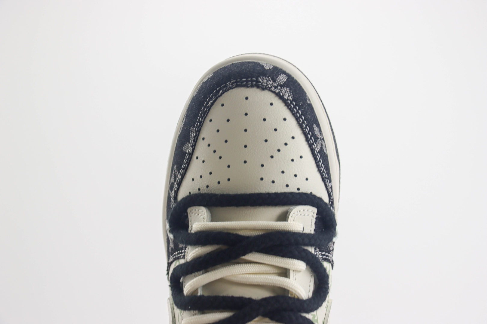 耐克Louis Vuitton x Nike Dunk Low纯原版本路易威登LV联名Dunk黑白牛仔老花解构板鞋 莆田耐克货源 货号：SJ2068-238