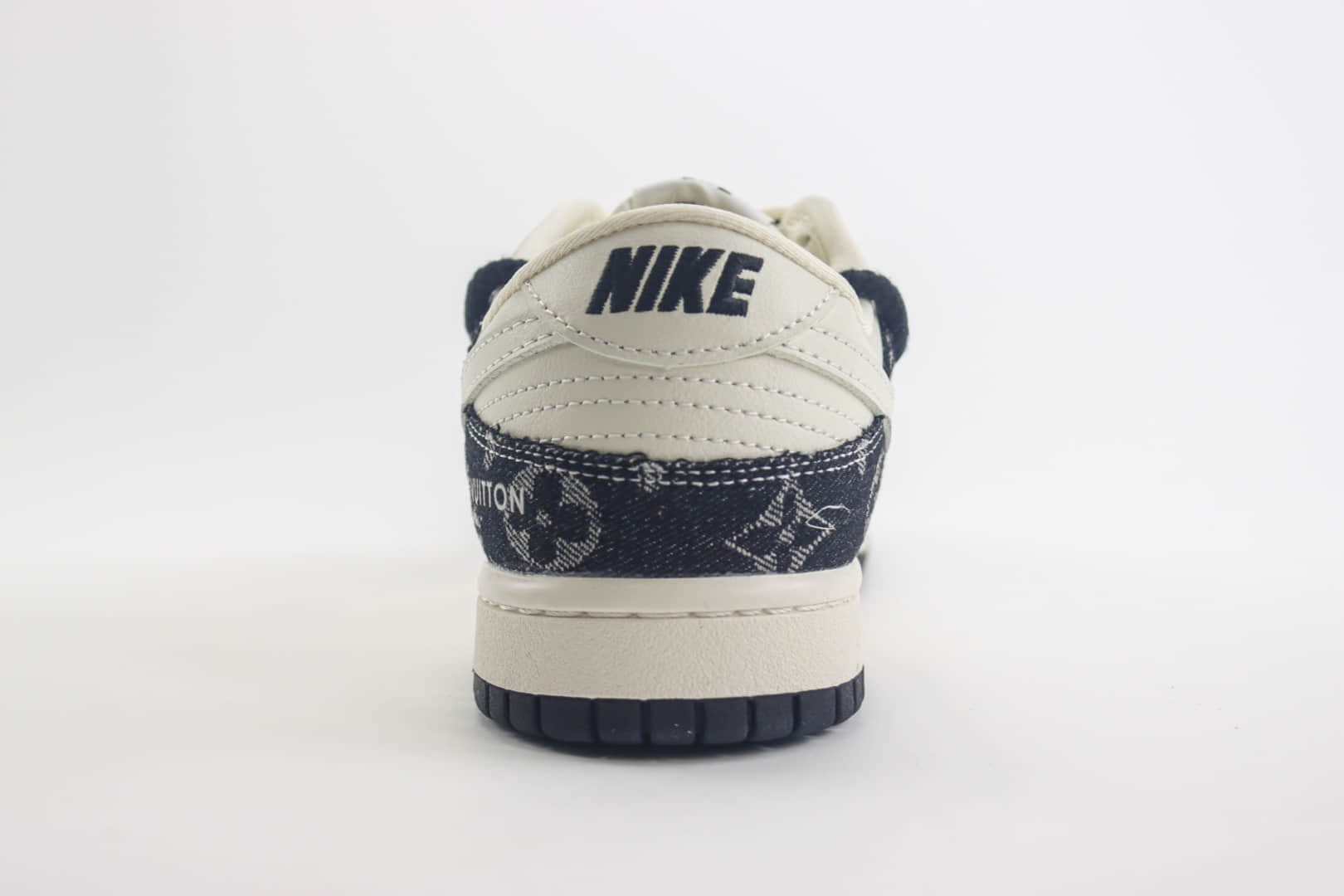 耐克Louis Vuitton x Nike Dunk Low纯原版本路易威登LV联名Dunk黑白牛仔老花解构板鞋 莆田耐克货源 货号：SJ2068-238