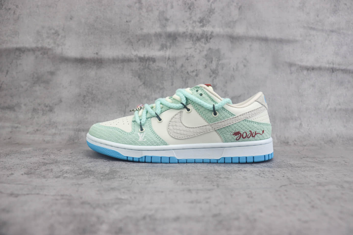 耐克Nike SB Dunk Low纯原版本龙年限定SB Dunk龙腾四海灰勾低帮板鞋 莆田耐克工厂 货号：SJ2068-230