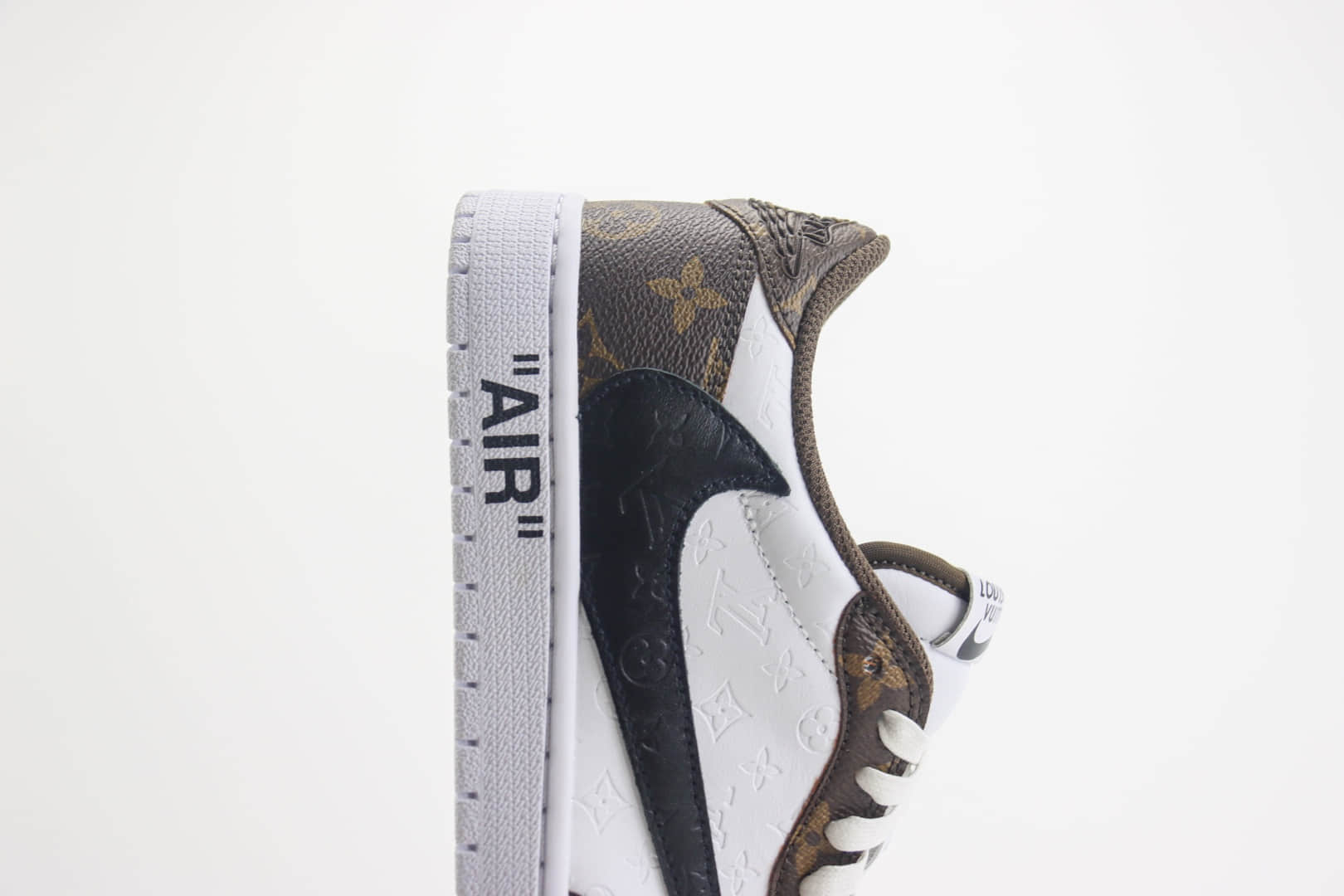 乔丹Louis Vuitton x Travis Scott x Air Jordan 1 Low纯原版本三方联名LV低帮AJ1白黑棕TS倒勾板鞋 莆田耐克货源 货号：DL2403-002