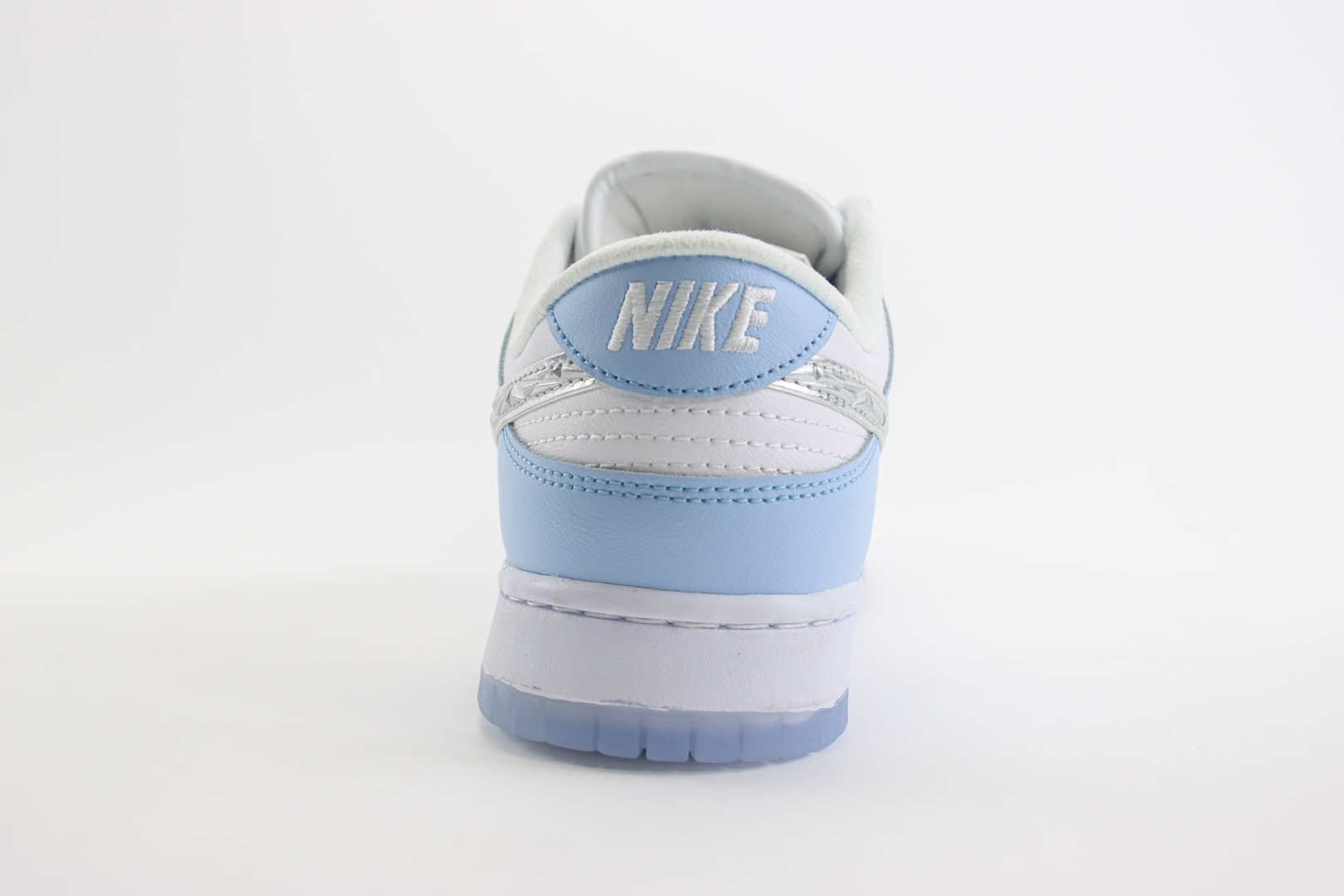 耐克Nike SB Dunk Low纯原版本低帮SB Dunk白蓝液态银勾板鞋 莆田耐克代理 货号：FD2562-300