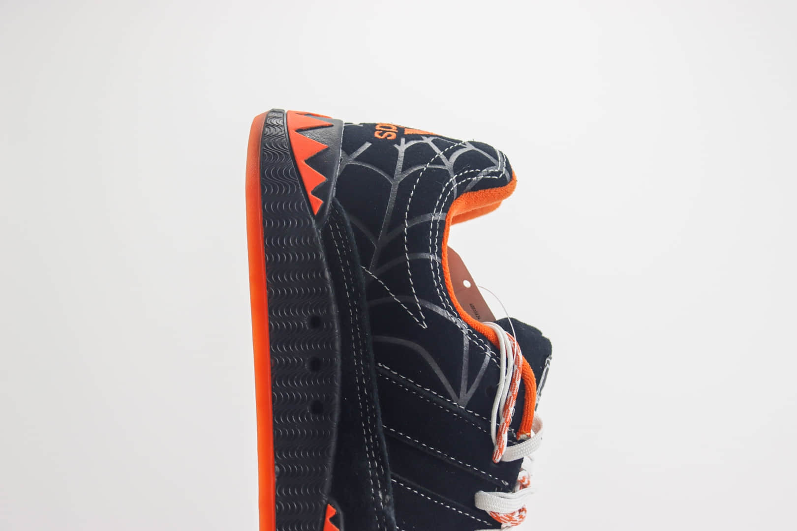 阿迪达斯Human Made x adidas Adimatic Low纯原版本马蒂奇系列黑橙色鲨鱼面包鞋 莆田复刻鞋货源 货号：IG4024