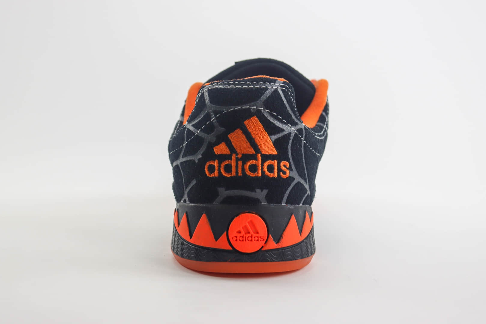 阿迪达斯Human Made x adidas Adimatic Low纯原版本马蒂奇系列黑橙色鲨鱼面包鞋 莆田复刻鞋货源 货号：IG4024
