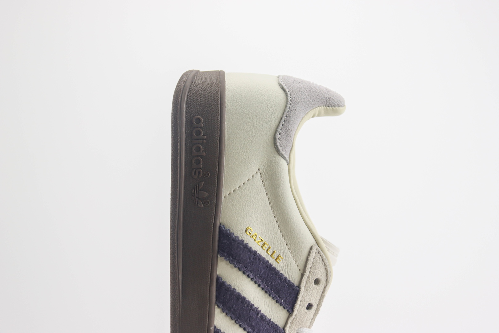 阿迪达斯adidas Gazelle Indoor纯原版本三叶草米白灰紫德训鞋 莆田阿迪达斯货源 货号：IH8548