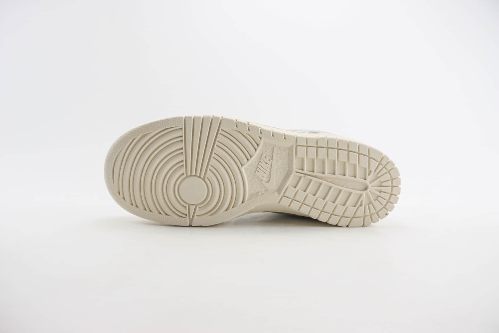 耐克Nike SB Dunk Low纯原版本低帮SB Dunk米灰色滑板板鞋 莆田天花板Dunk 货号：HF5074-133