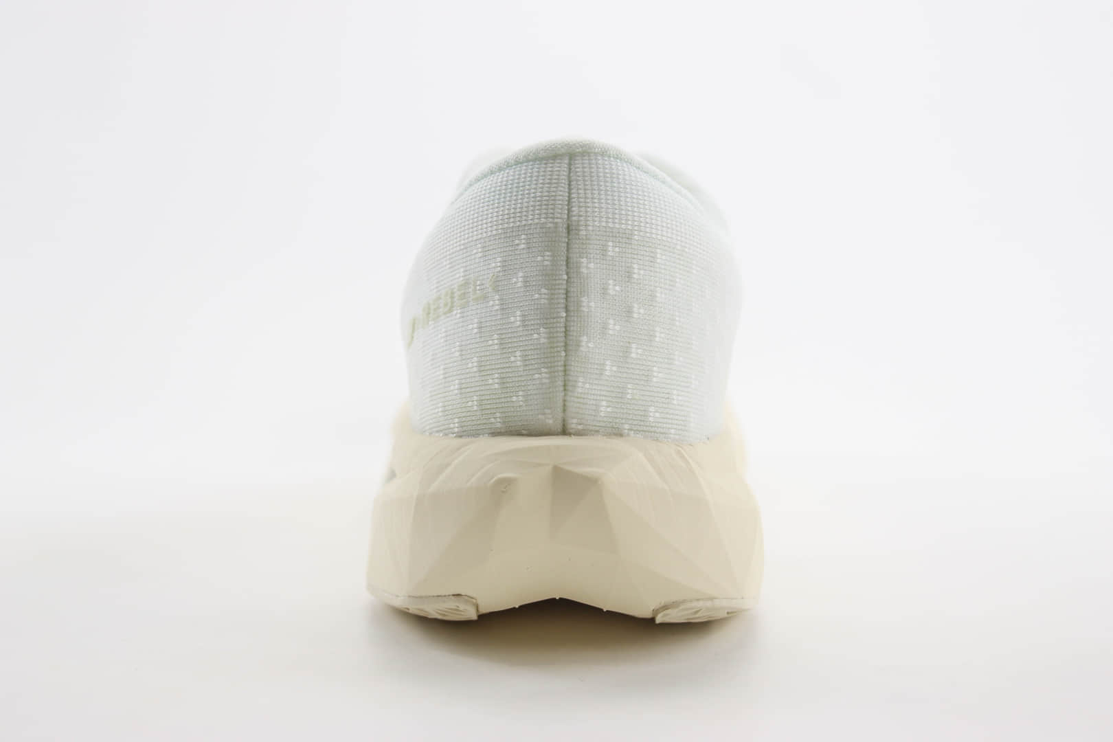 新百伦New Balance FuelCell Rebel V4纯原版本白色轻便跑步鞋 莆田新百伦货源 货号：WFCXLJ4