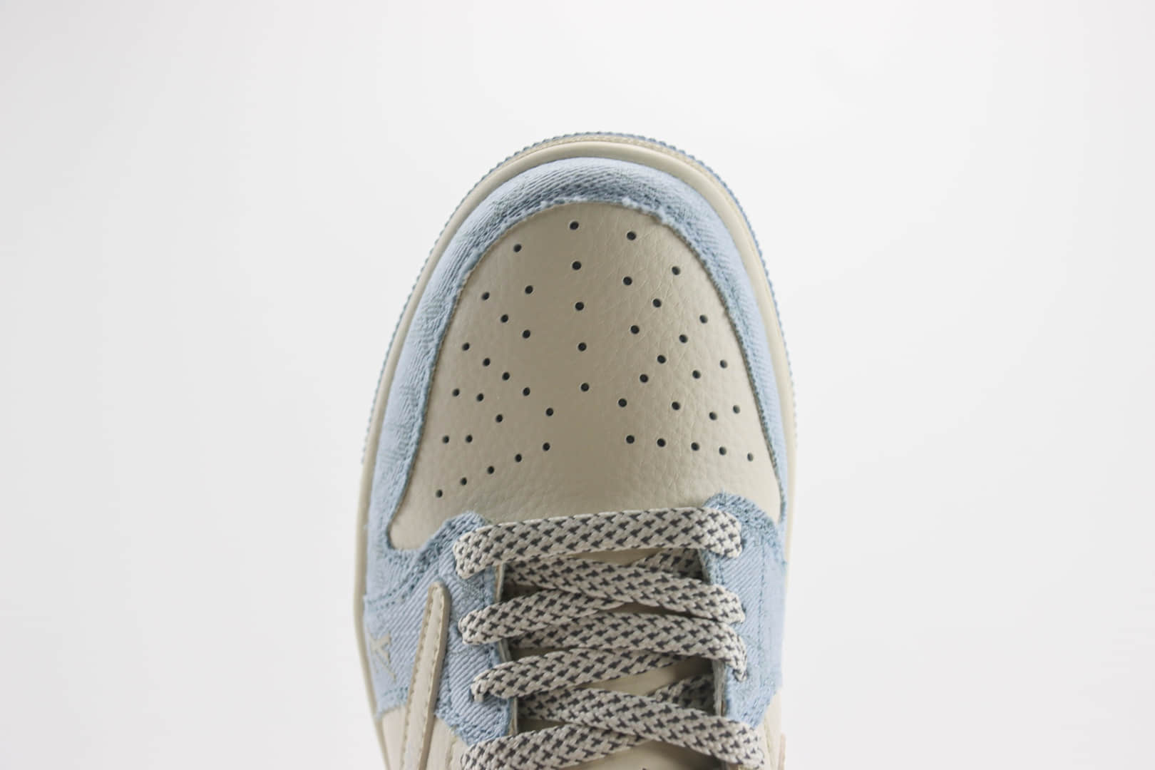 乔丹Louis Vuitton x Air Jordan 1 Low纯原版本倒钩AJ1联名LV米白牛仔蓝板鞋 莆田天花板AJ1 货号：LJ5188-003