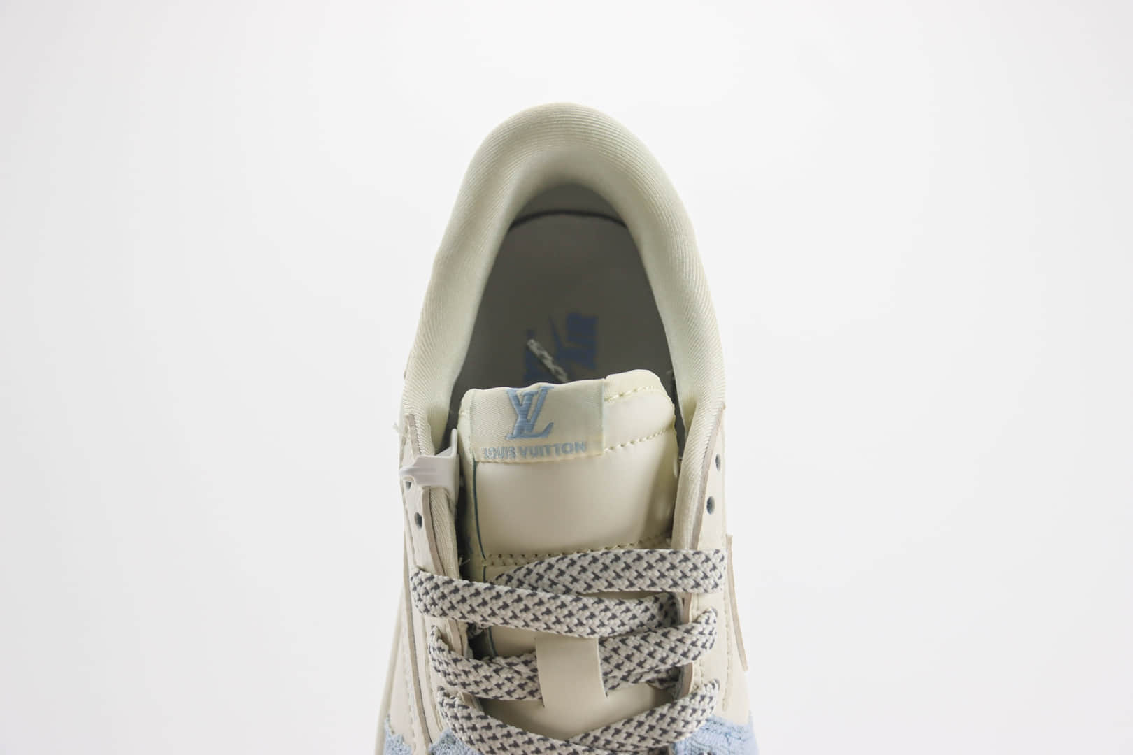 乔丹Louis Vuitton x Air Jordan 1 Low纯原版本倒钩AJ1联名LV米白牛仔蓝板鞋 莆田天花板AJ1 货号：LJ5188-003