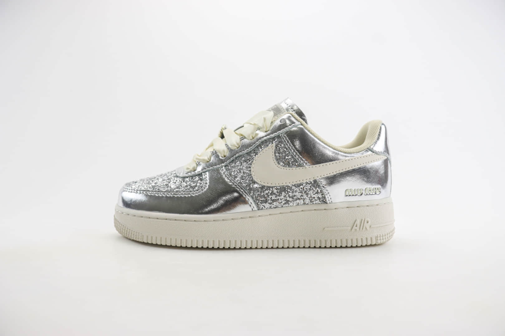 耐克Nike Air Force 1'07 Low纯原版本空军一号亮片银AF1板鞋 莆田耐克货源 货号：AF2406-010
