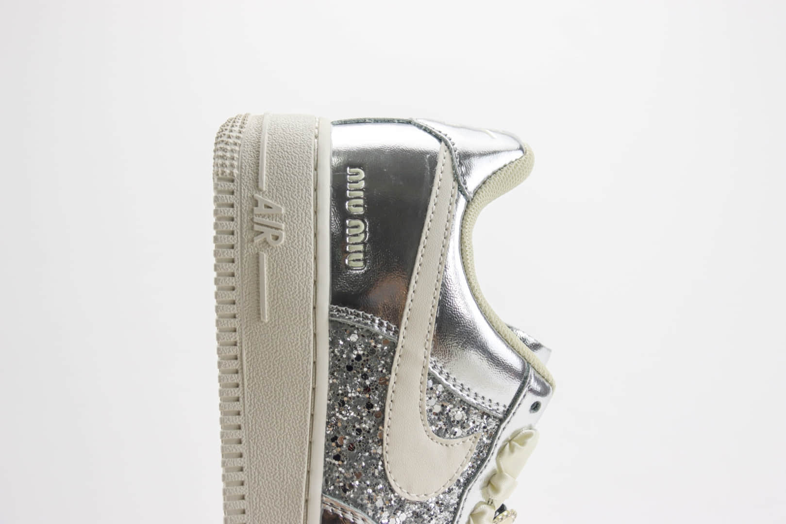 耐克Nike Air Force 1'07 Low纯原版本空军一号亮片银AF1板鞋 莆田耐克货源 货号：AF2406-010
