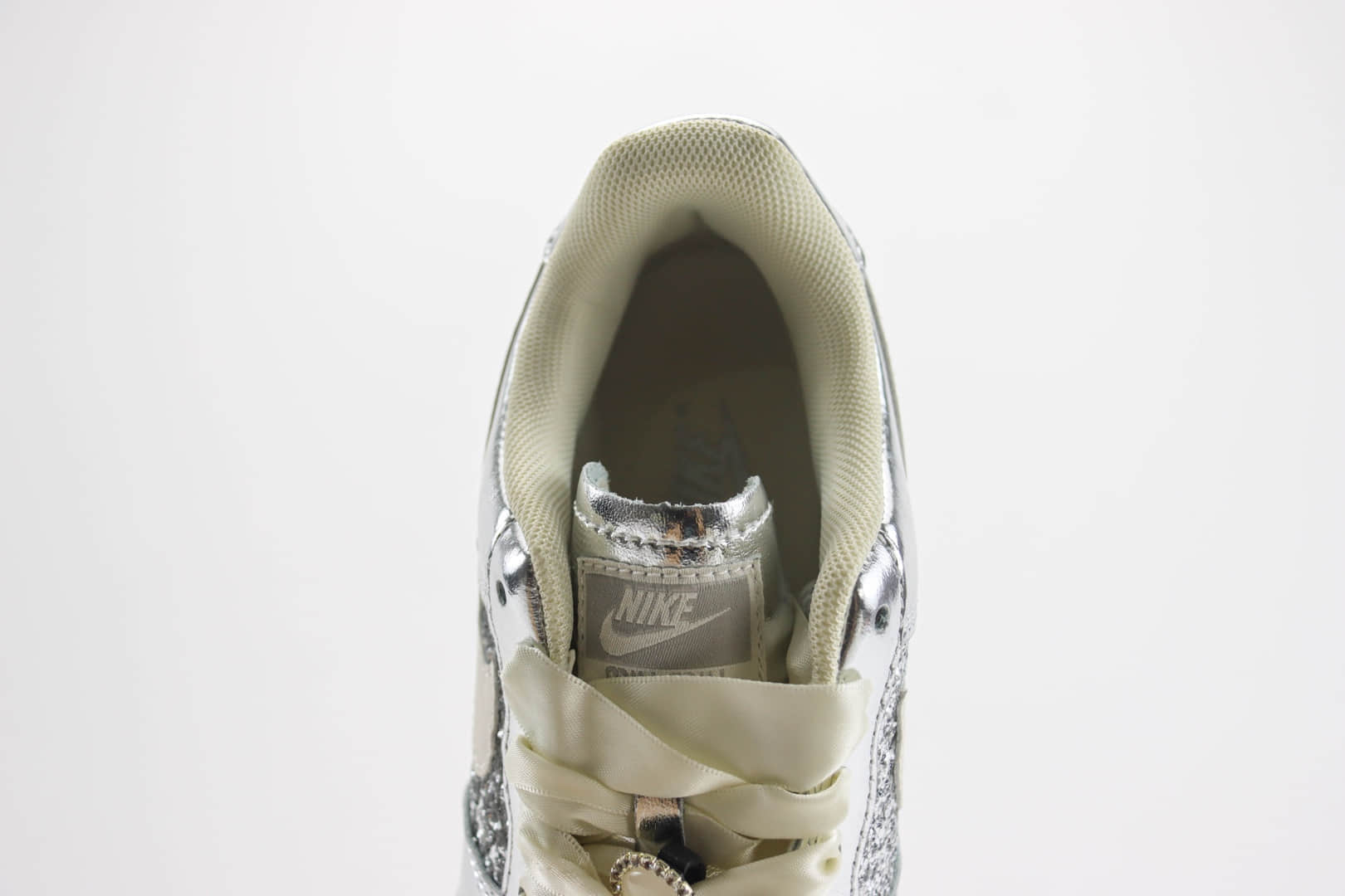 耐克Nike Air Force 1'07 Low纯原版本空军一号亮片银AF1板鞋 莆田耐克货源 货号：AF2406-010