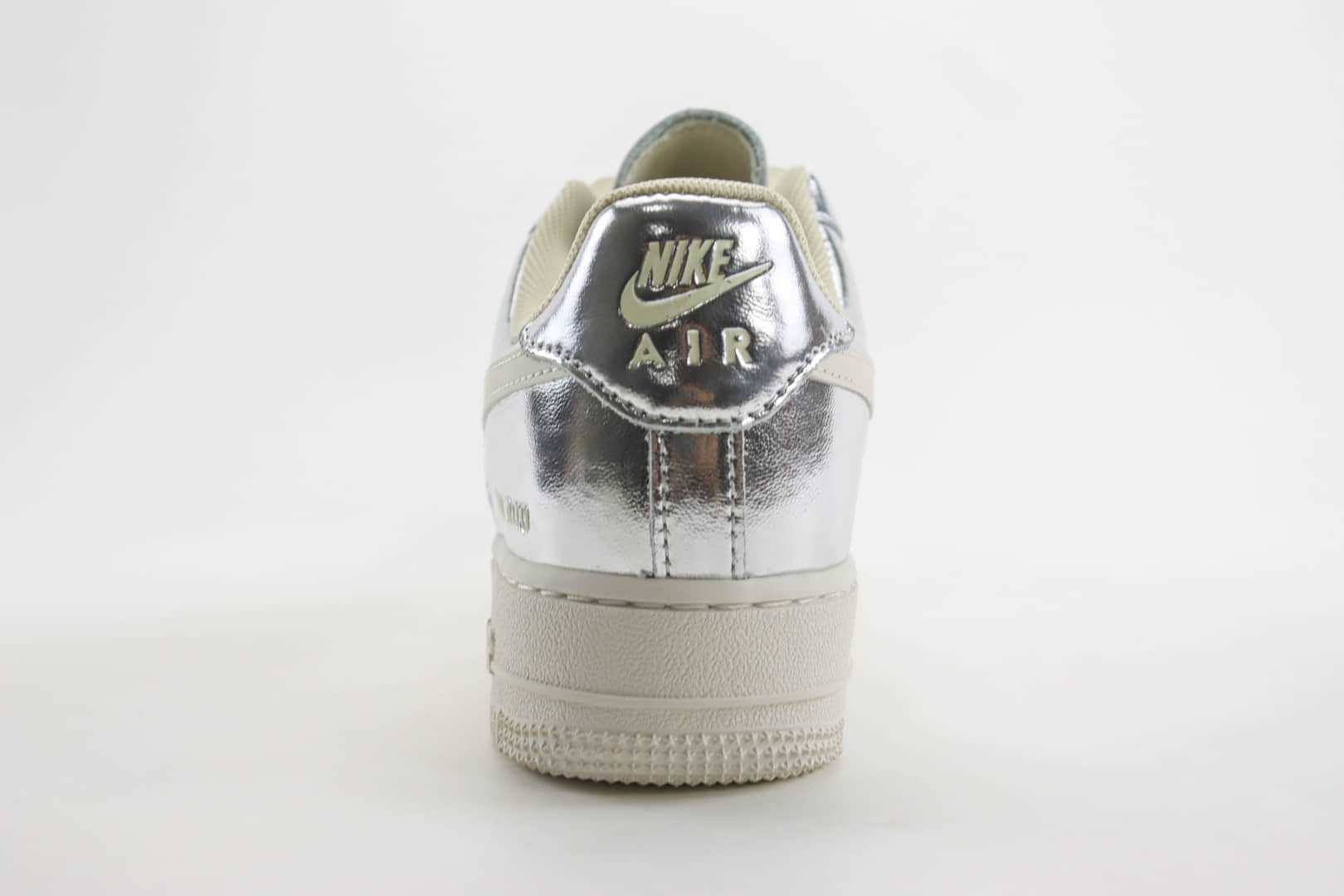 耐克Nike Air Force 1'07 Low纯原版本空军一号亮片银AF1板鞋 莆田耐克货源 货号：AF2406-010