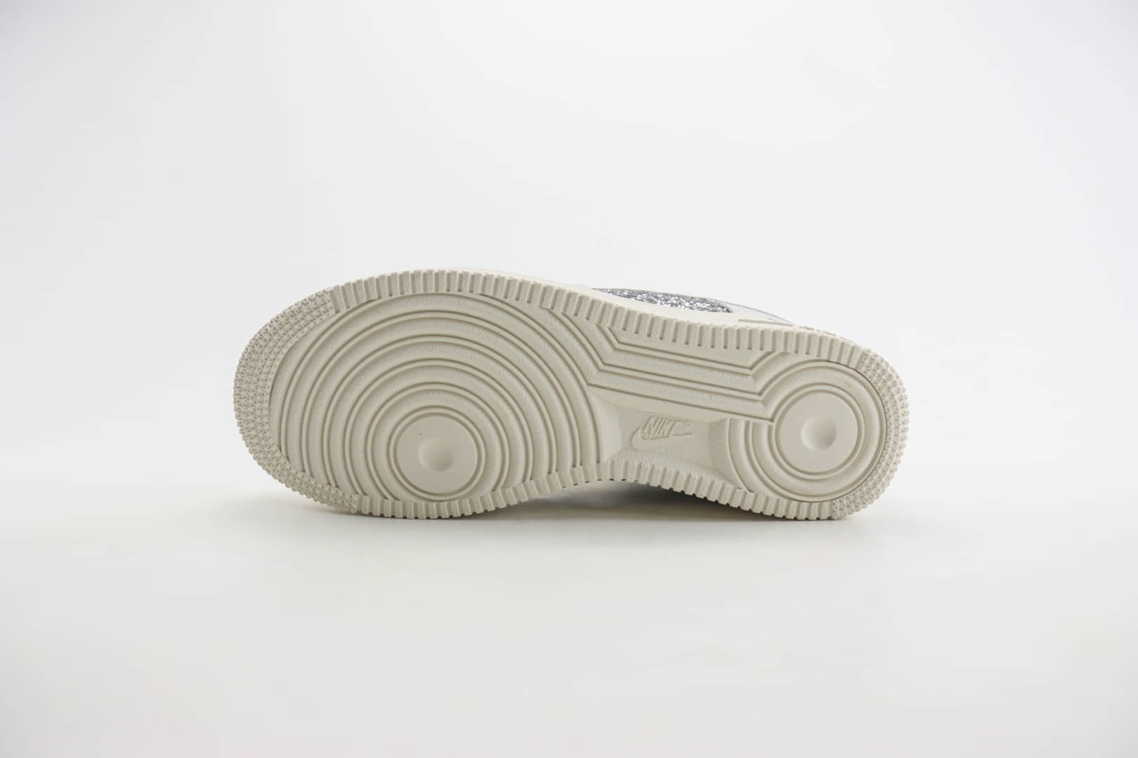 耐克Nike Air Force 1'07 Low纯原版本空军一号亮片银AF1板鞋 莆田耐克货源 货号：AF2406-010