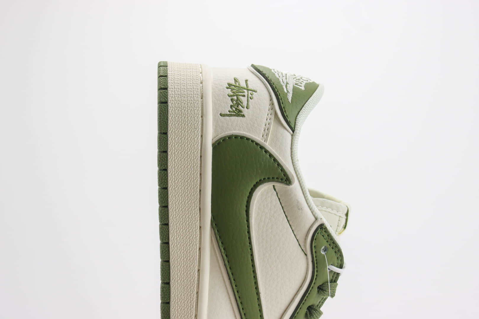 乔丹Stussy x Air Jordan 1 Low纯原版本斯图西联名AJ1白绿倒钩板鞋 莆田AJ货源 货号：DM6688-602