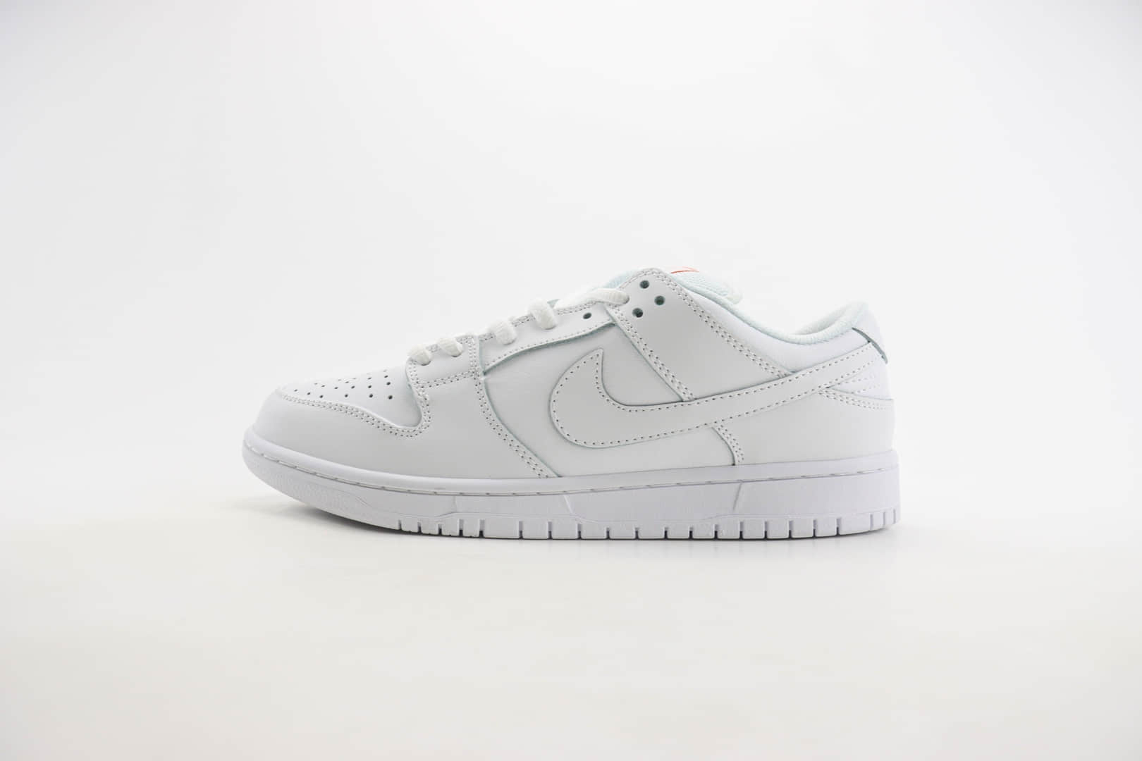 耐克Nike SB Dunk Low纯原版本低帮SB Dunk纯白板鞋 莆田耐克工厂 货号：FJ1674-100
