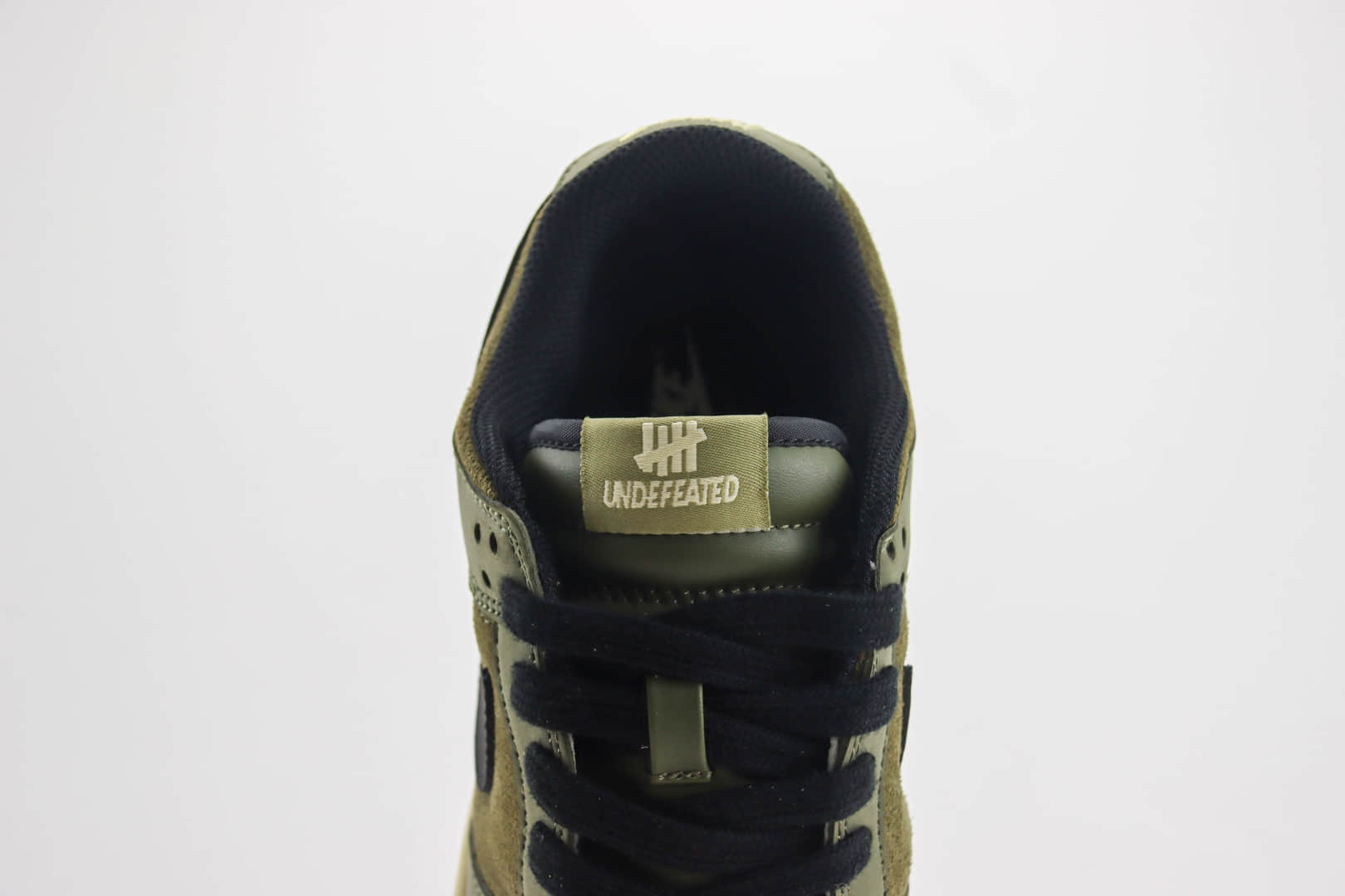 耐克Undefeated x Nike Dunk SB Low纯原版本三道杠SB Dunk军绿色板鞋 莆田耐克代理 货号：JH8037-921
