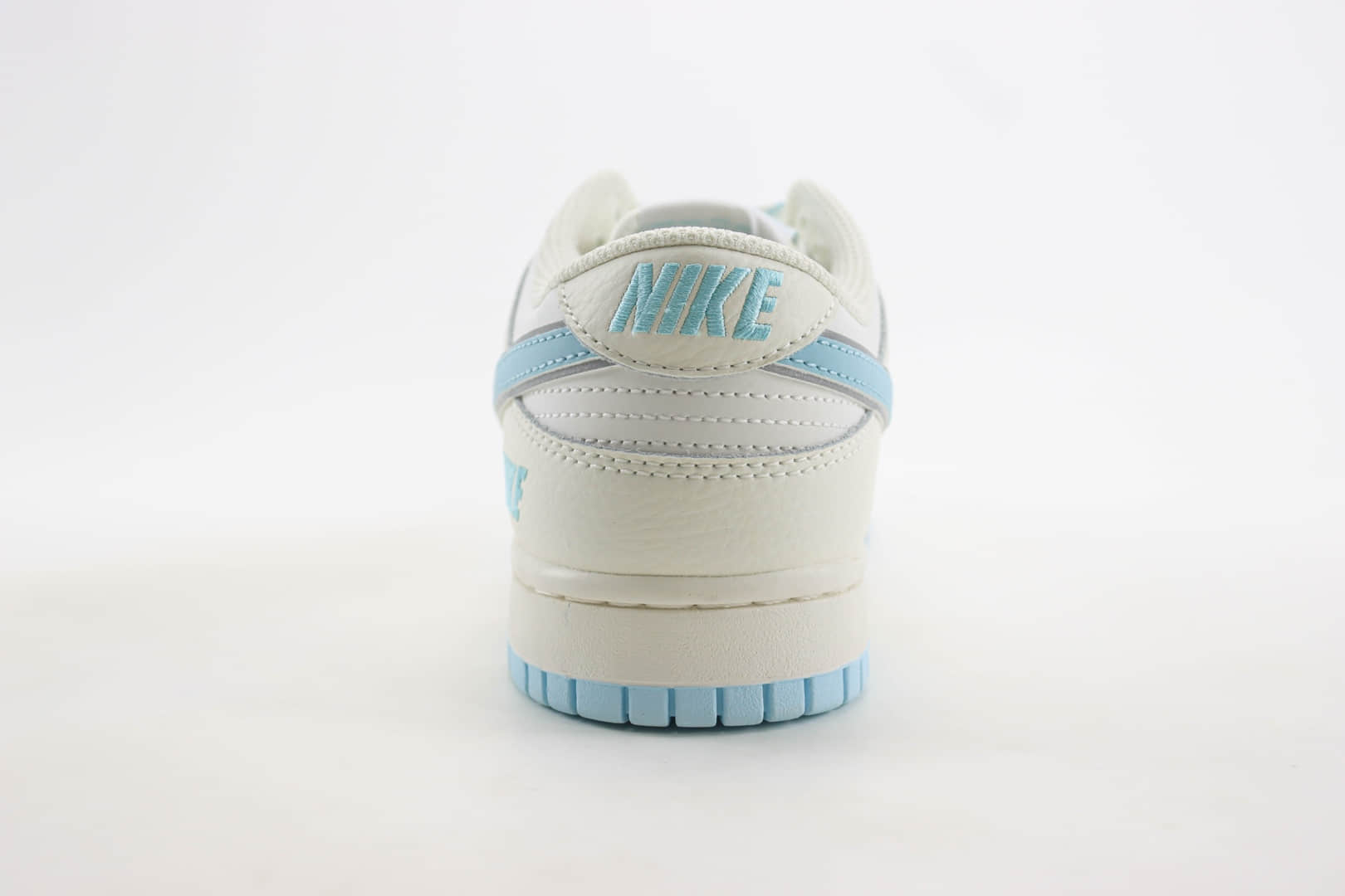 耐克Nike SB Dunk Low纯原版本低帮SB Dunk米白蓝板鞋 莆田耐克货源 货号：KK1888-009