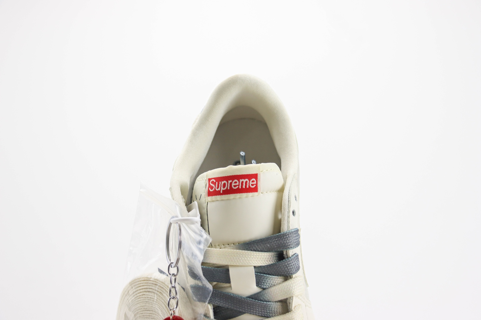 乔丹Supreme x Air Jordan 1 Low纯原版本低帮AJ1倒钩白灰Supreme联名篮球鞋 莆田AJ货源 货号：BB7518-001
